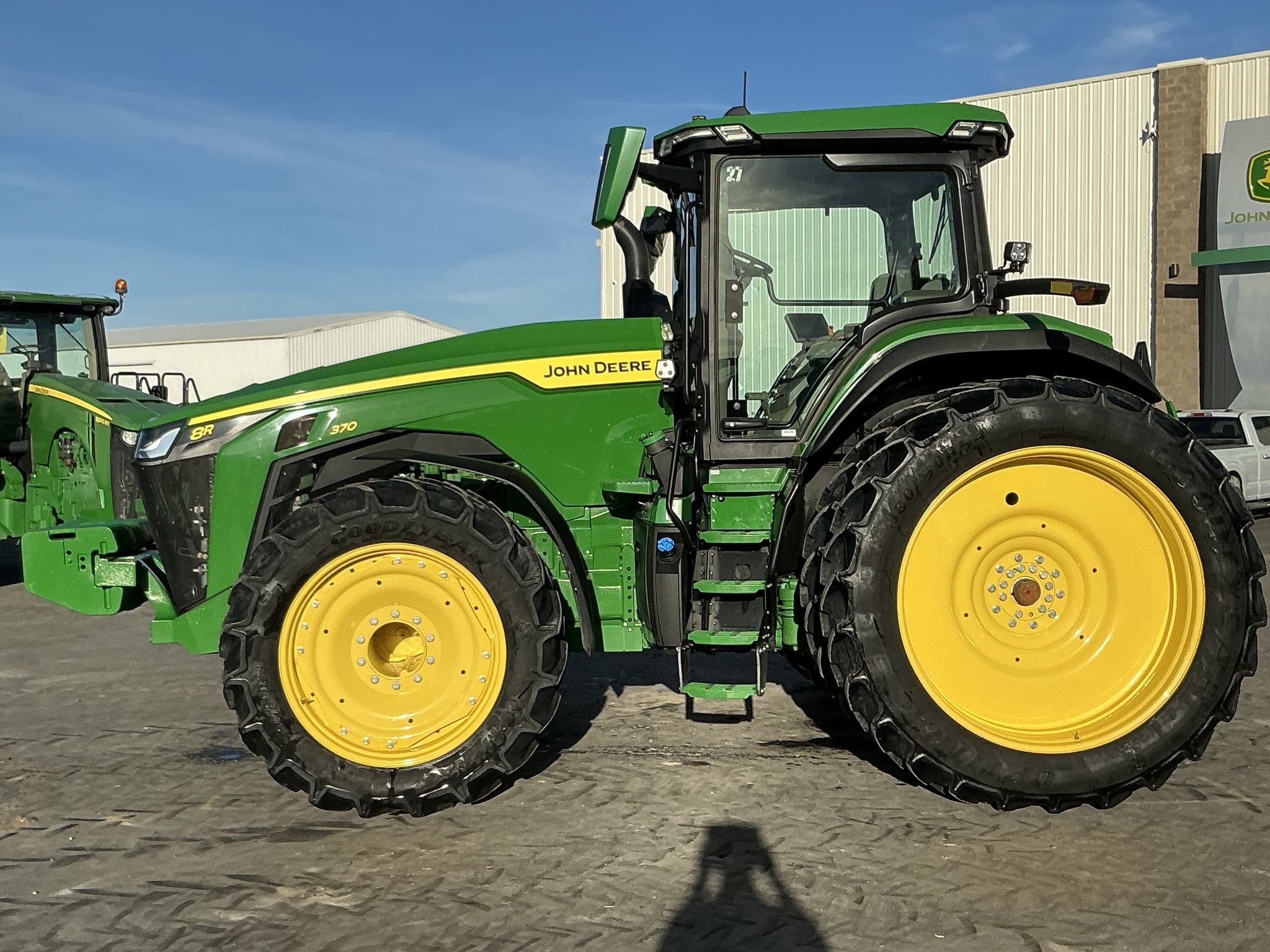 2023 John Deere 8R 370 Image 2