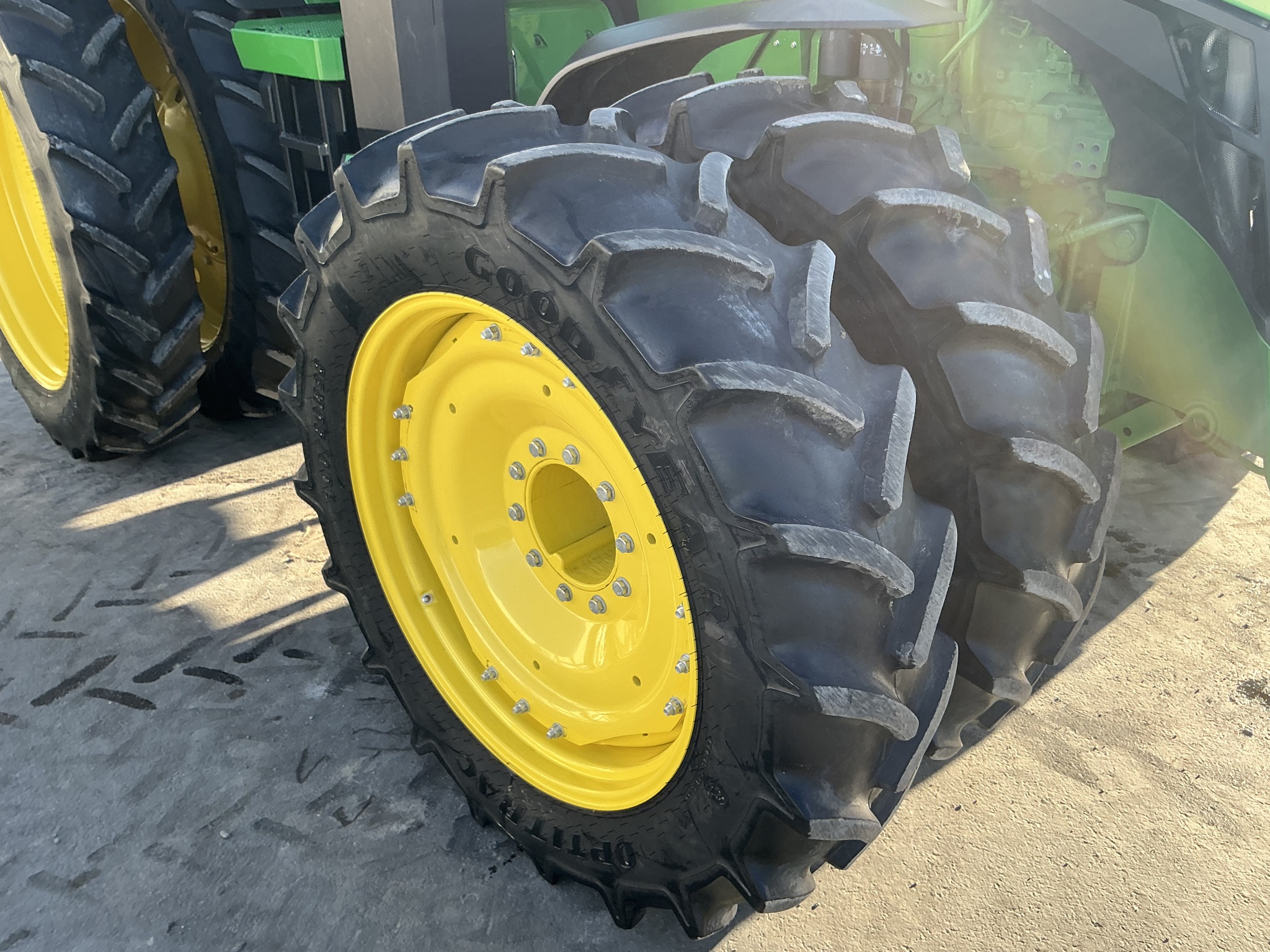 2023 John Deere 8R 370 Image 16