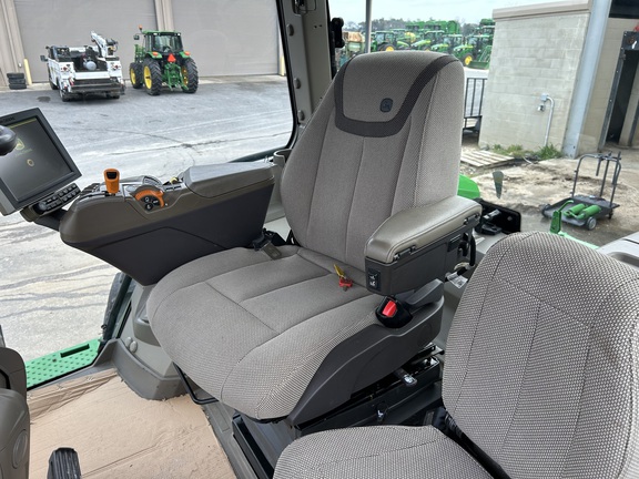 2023 John Deere 8R 310 Photo 6