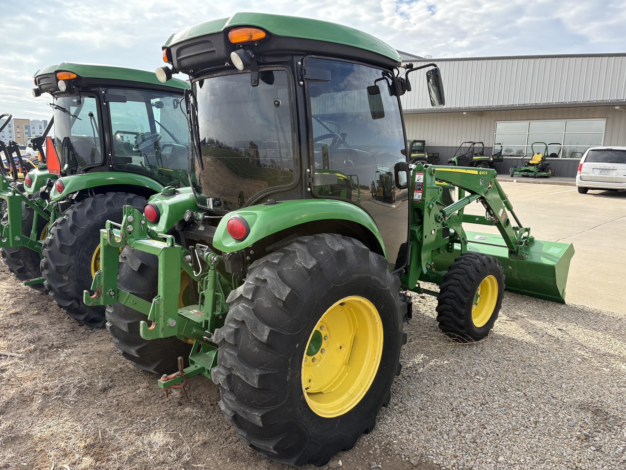 2021 John Deere 4066R Image 4