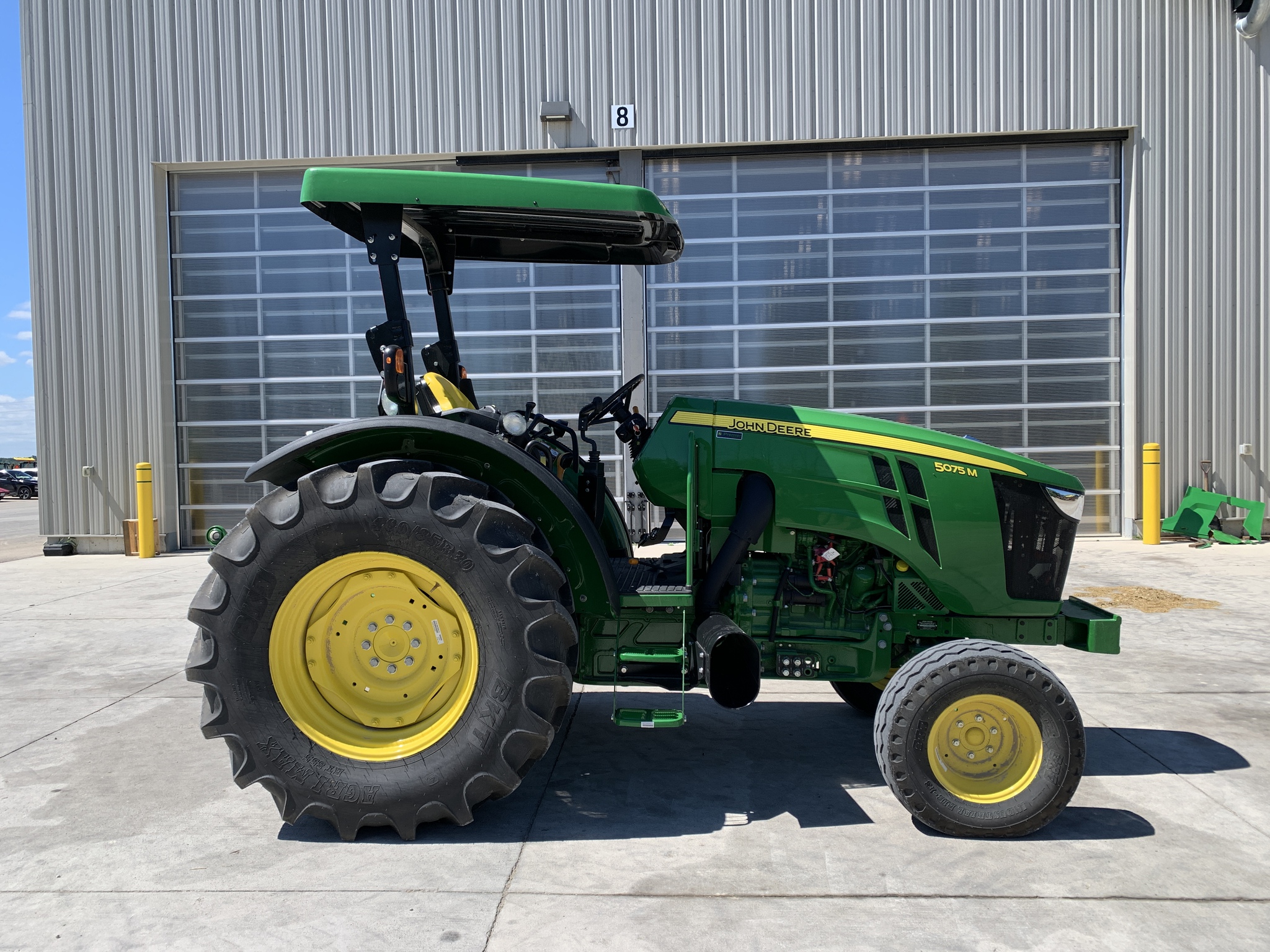 2023 John Deere 5075M Image 1
