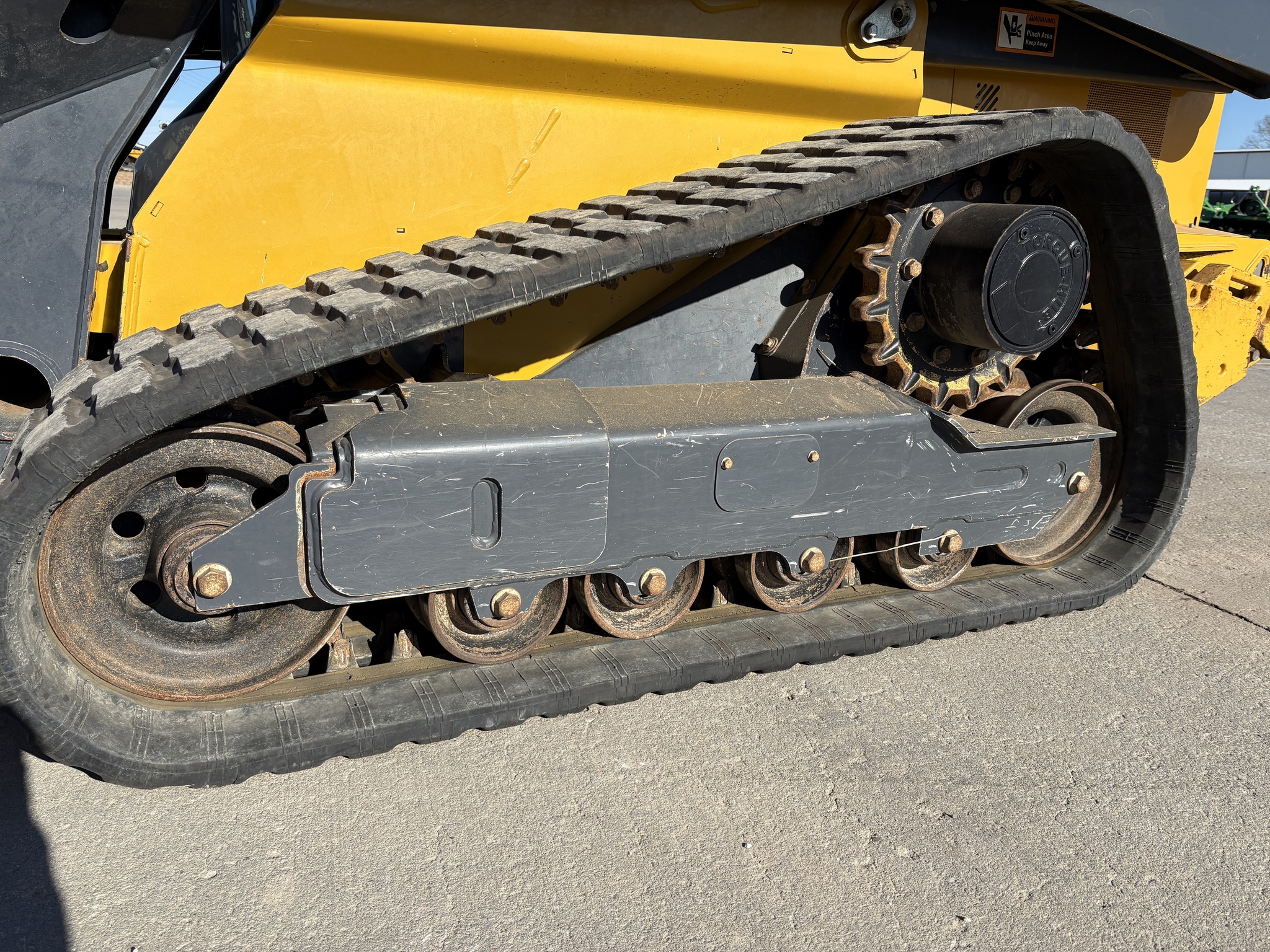 2019 John Deere 325G Image 7