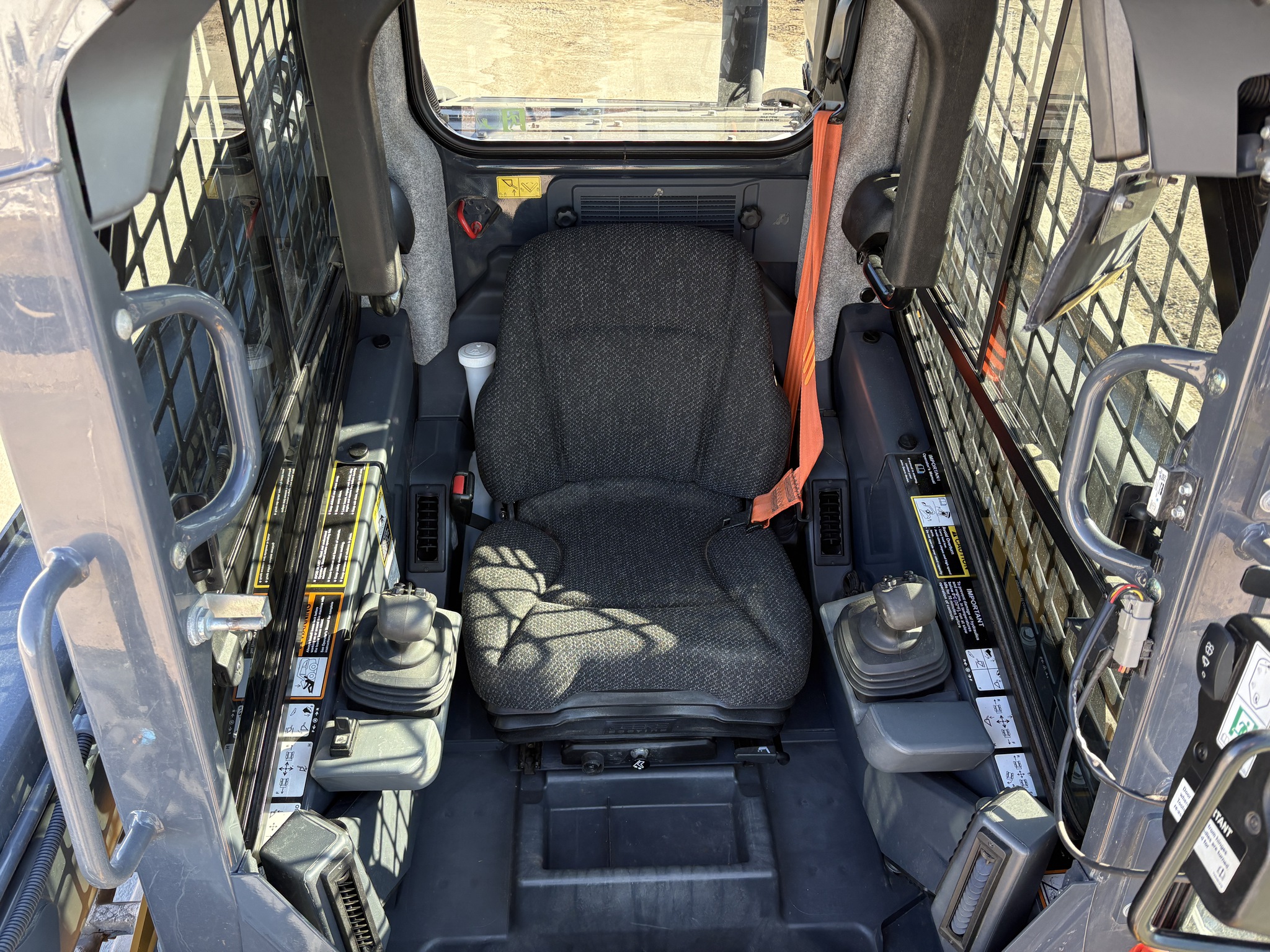 2019 John Deere 325G Image 9