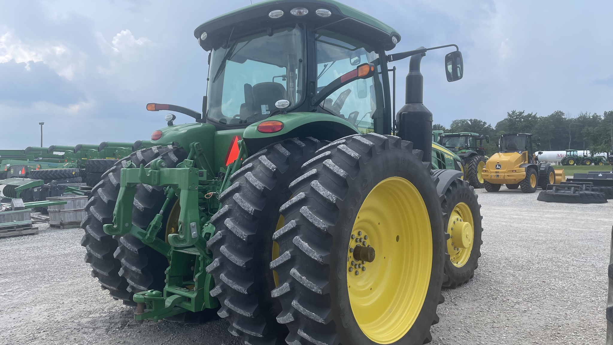 2019 John Deere 8245R Image 3