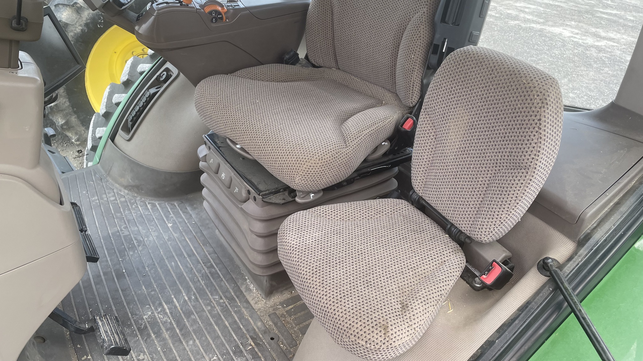 2019 John Deere 8245R Image 9