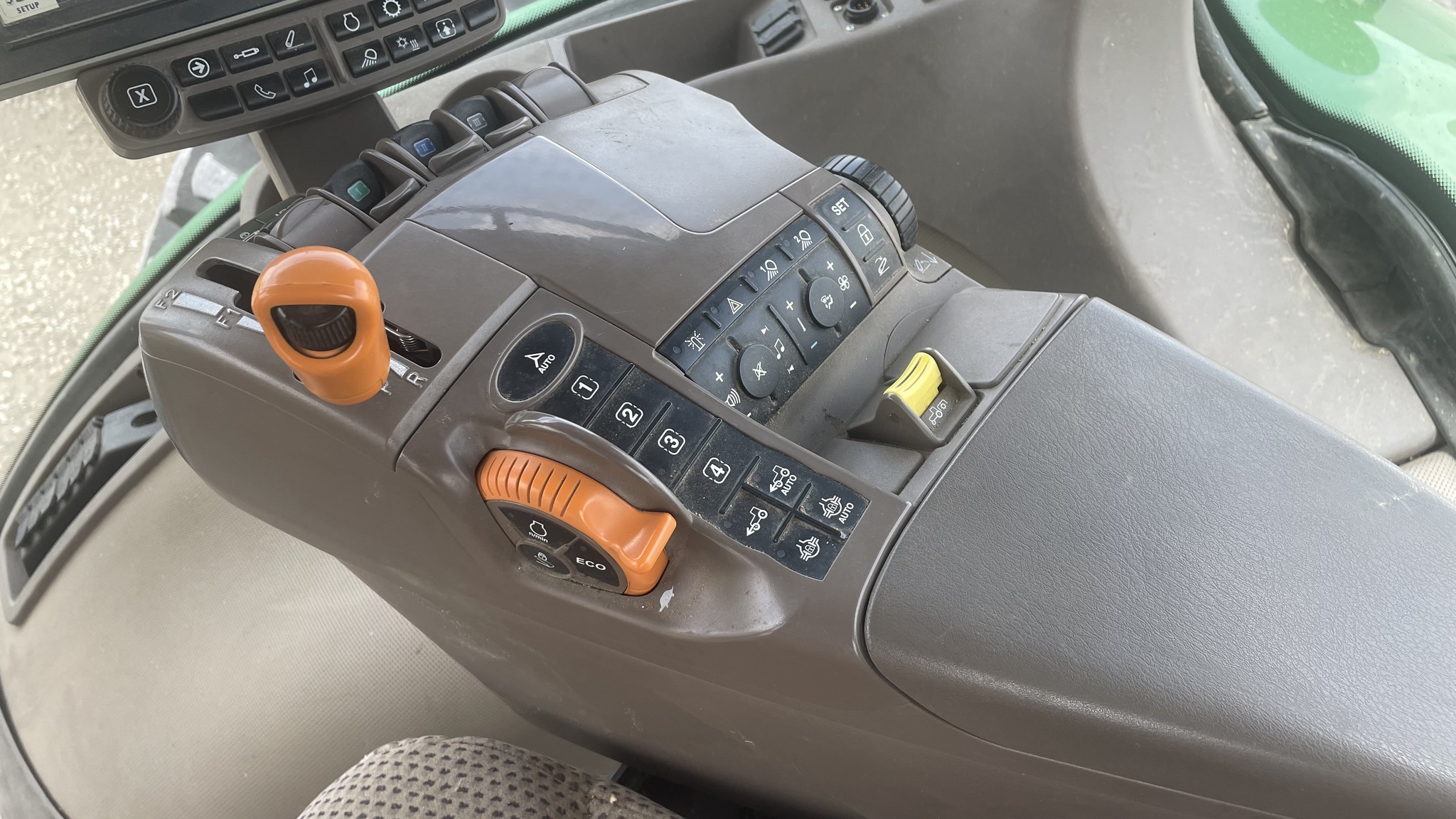 2019 John Deere 8245R Image 10