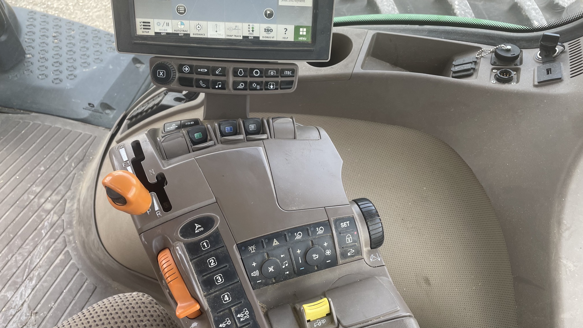 2019 John Deere 8245R Image 11