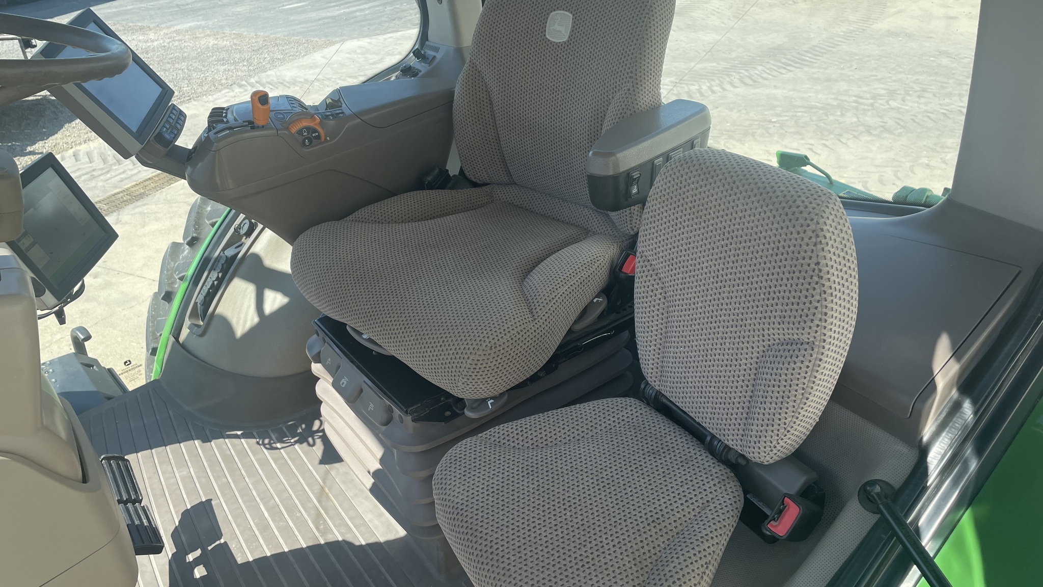 2019 John Deere 8245R Image 9