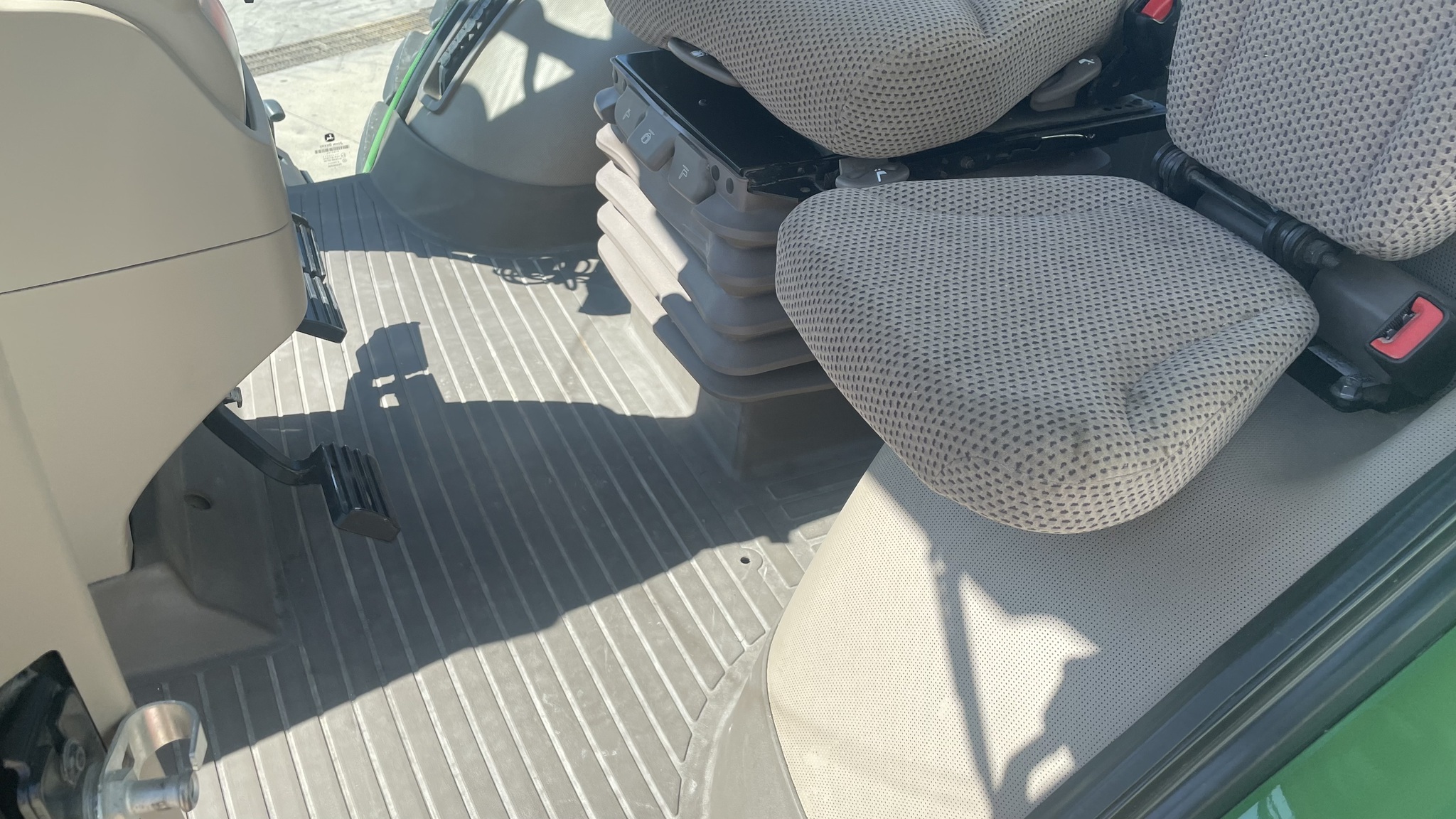 2019 John Deere 8245R Image 10