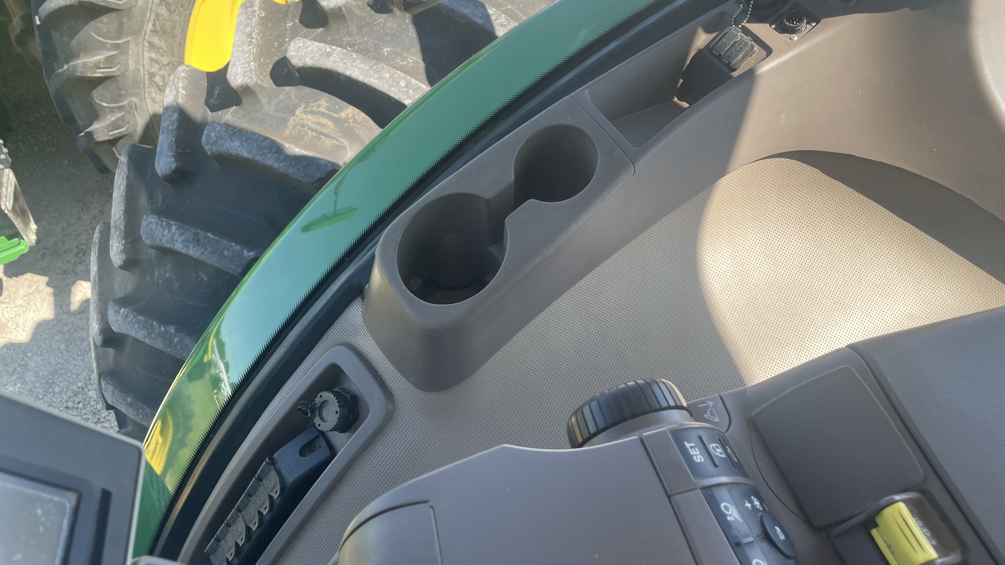 2019 John Deere 8245R Image 14
