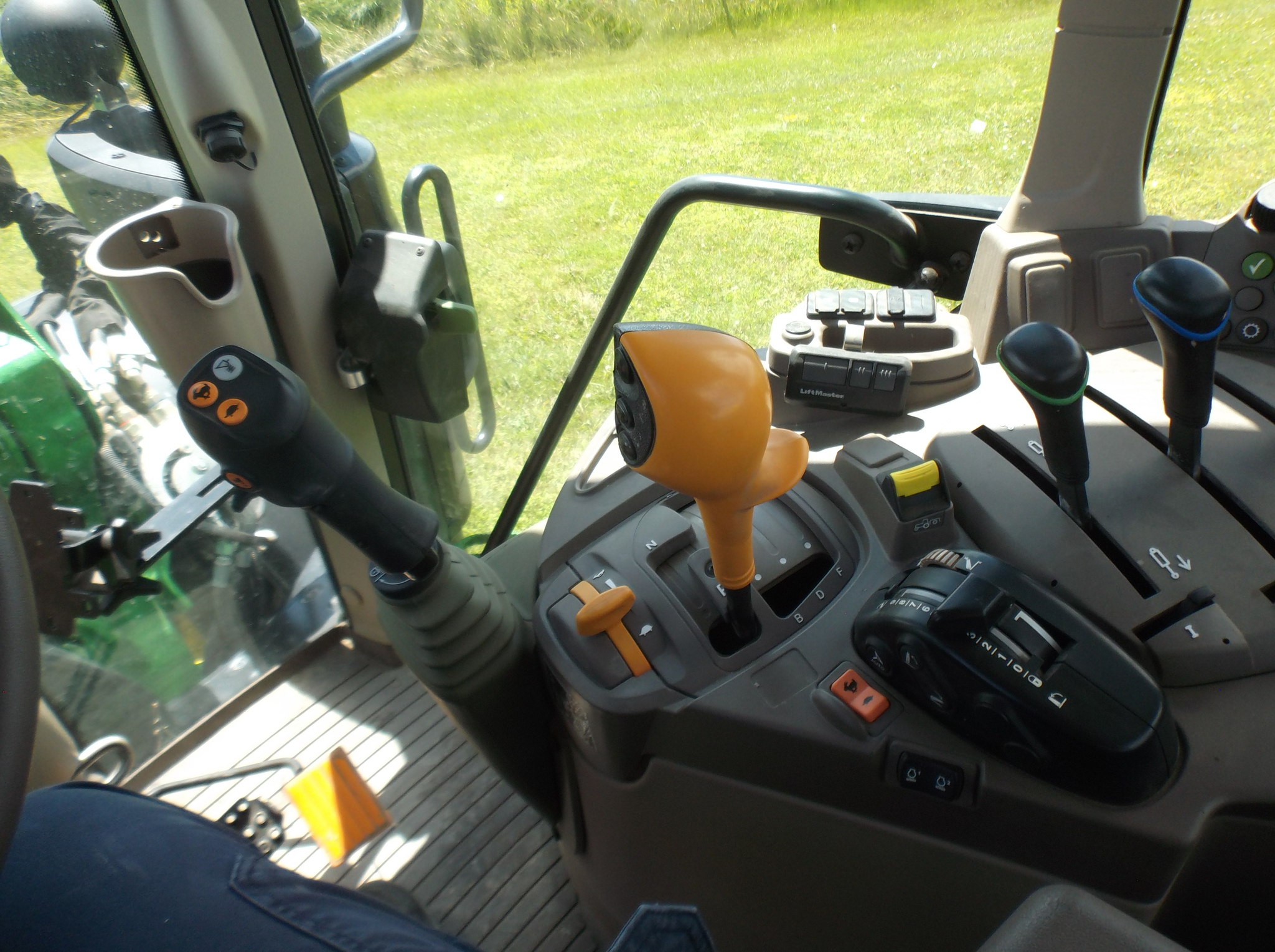 2022 John Deere 6130M Image 4