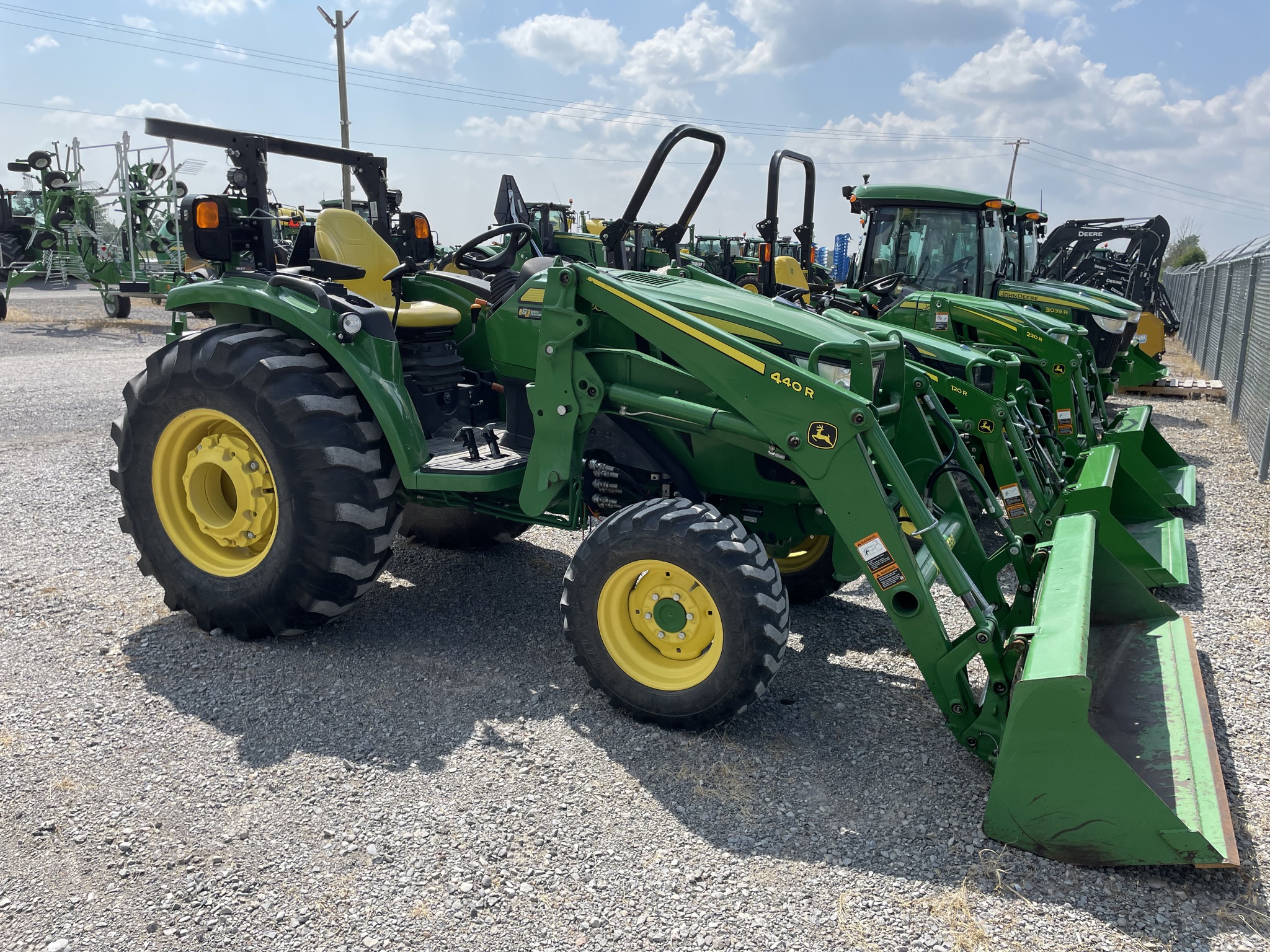 2019 John Deere 4052R Image 7