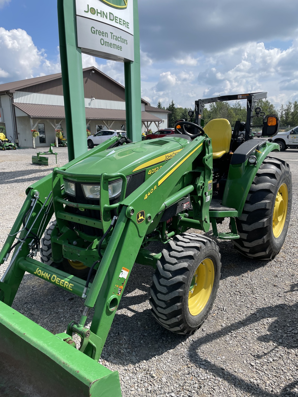 2019 John Deere 4052R Image 5