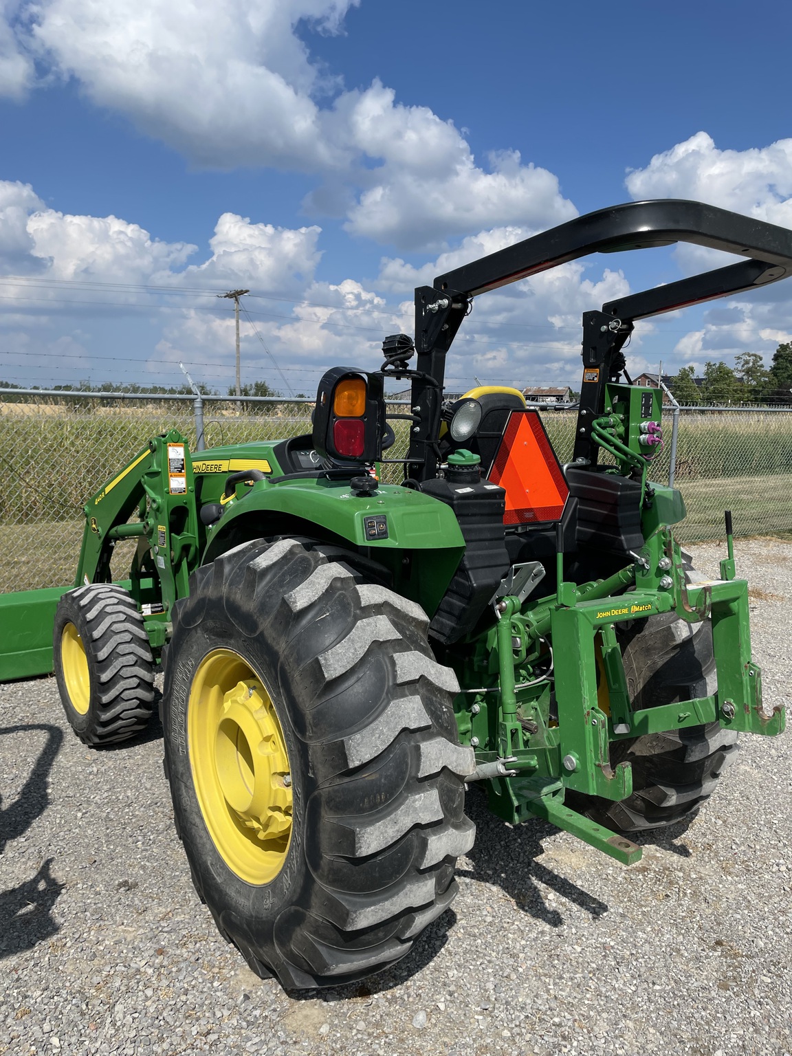 2019 John Deere 4052R Image 3