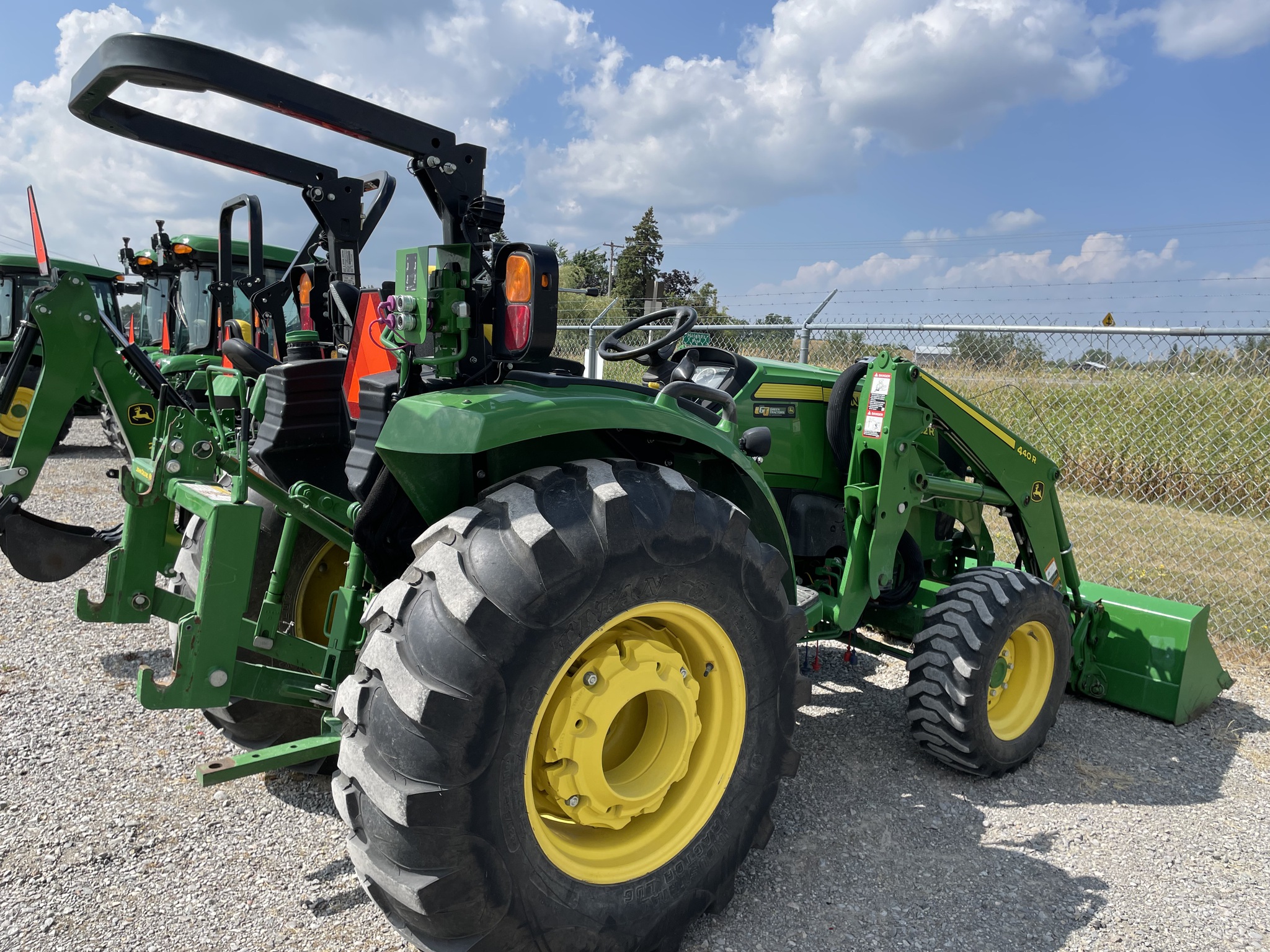 2019 John Deere 4052R Image 2
