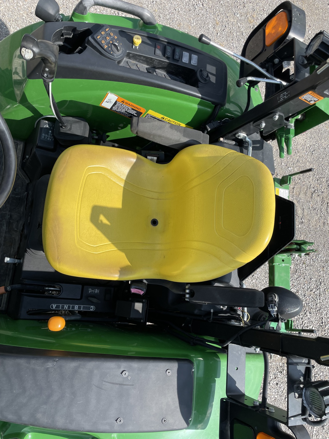 2019 John Deere 4052R Image 8