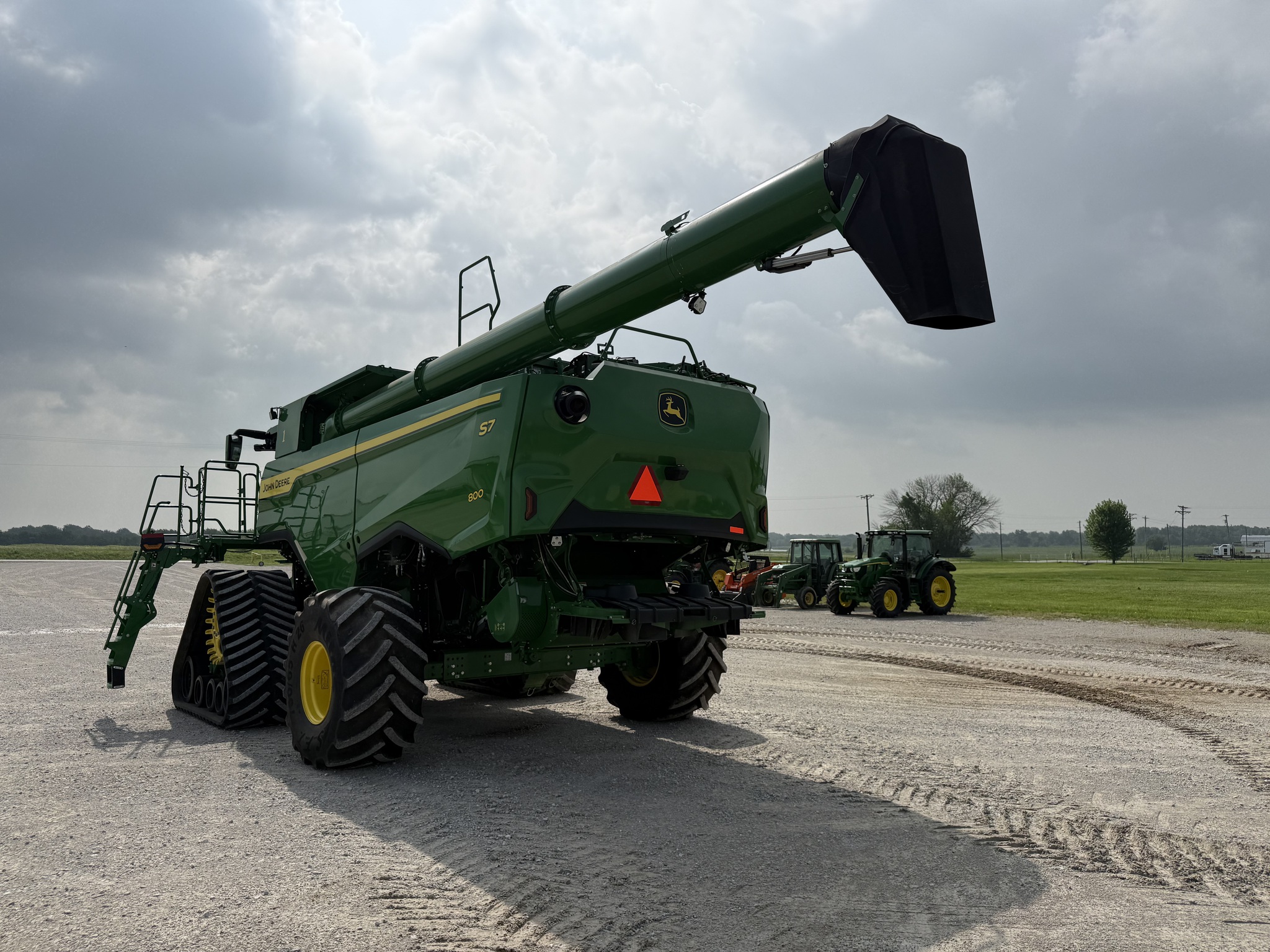  2025 John Deere S7 800 at Heritage Tractor in Nevada, MO