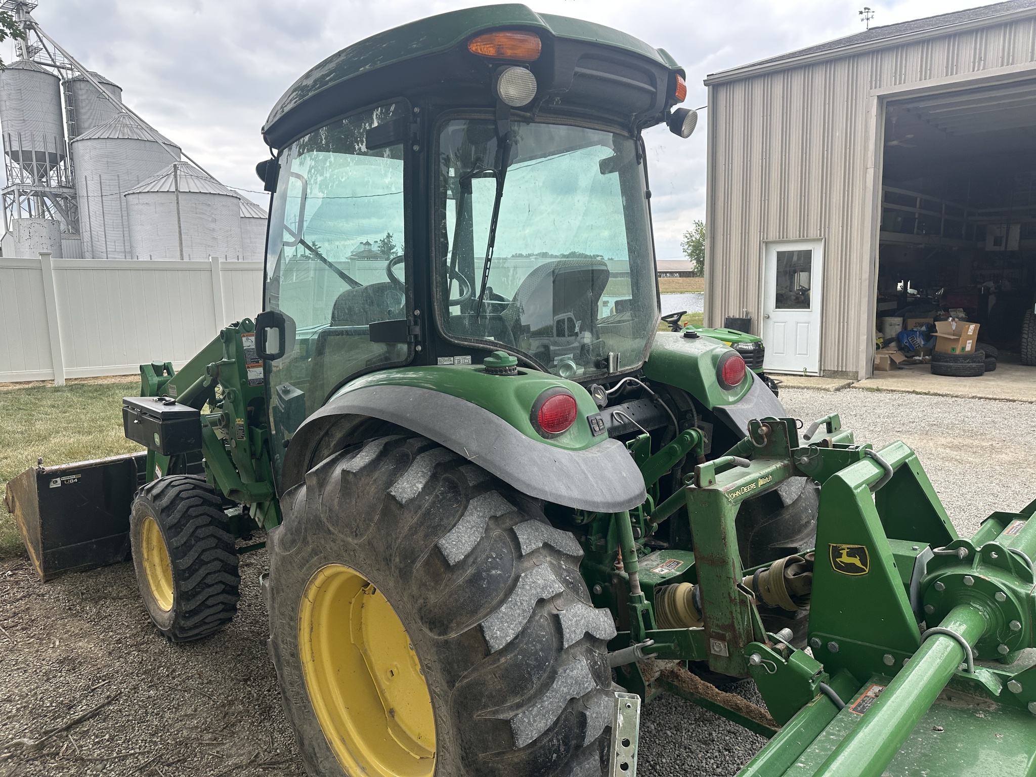 2017 John Deere 4066R Image 9