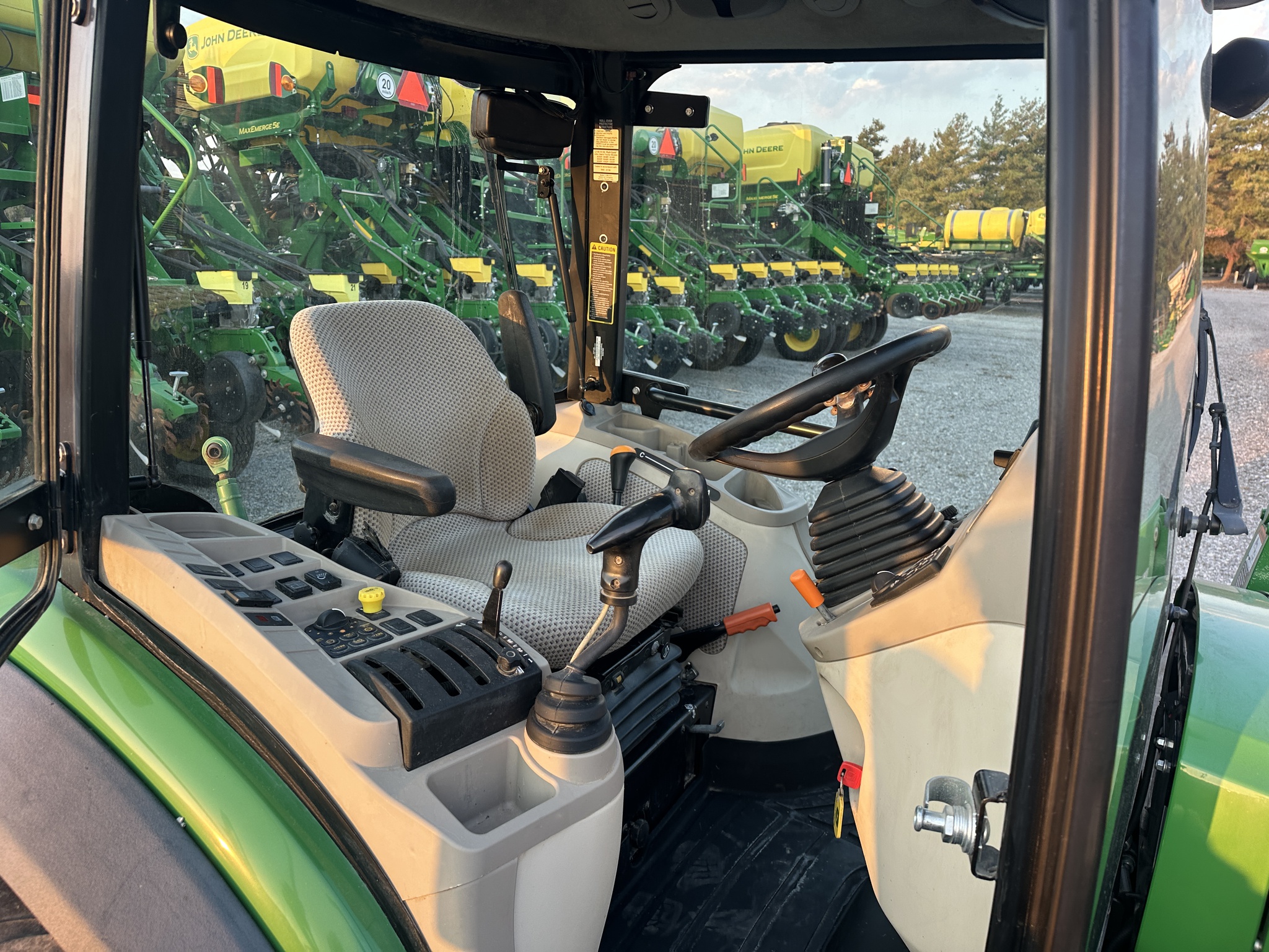 2017 John Deere 4066R Image 11