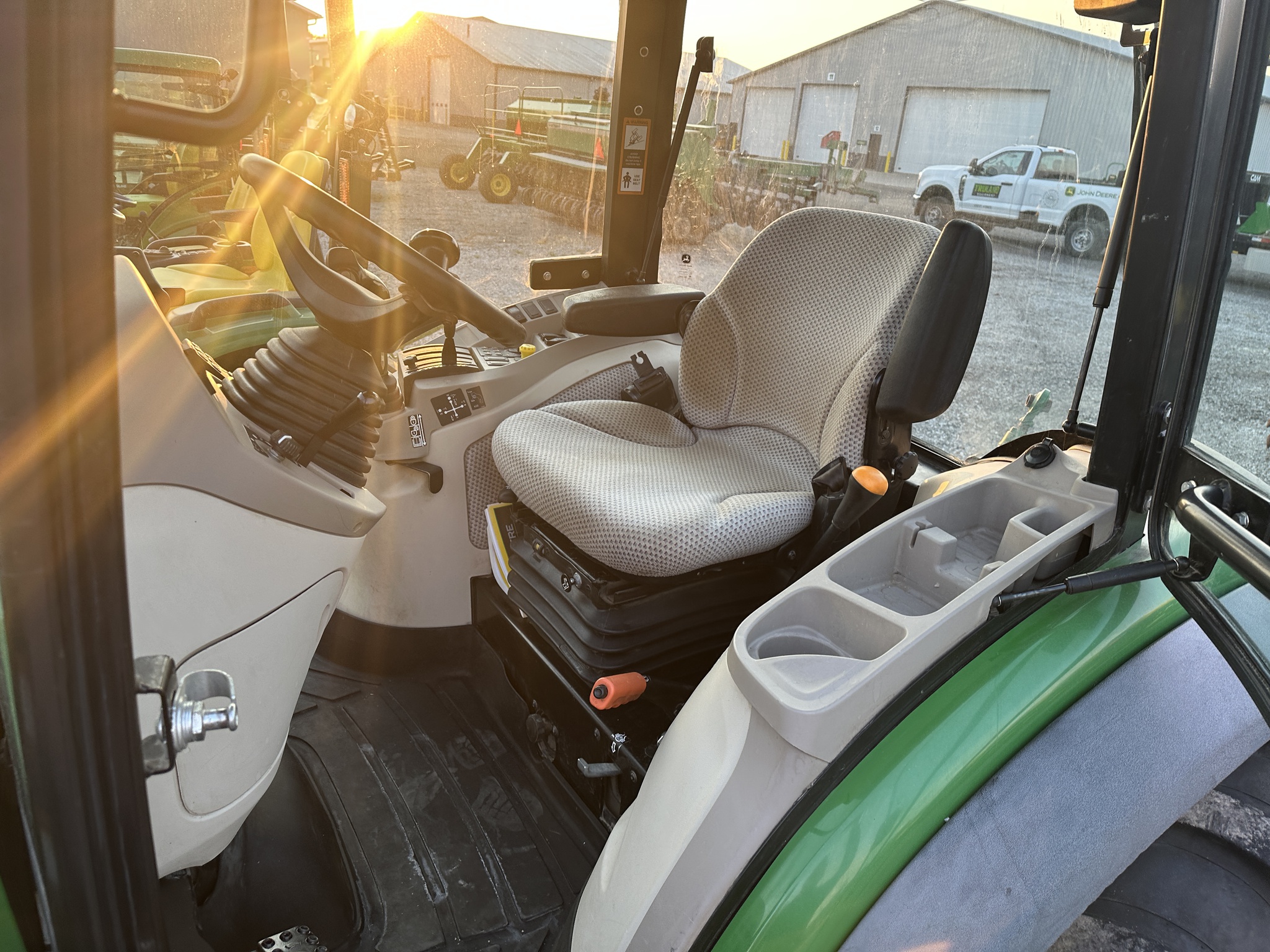 2017 John Deere 4066R Image 12