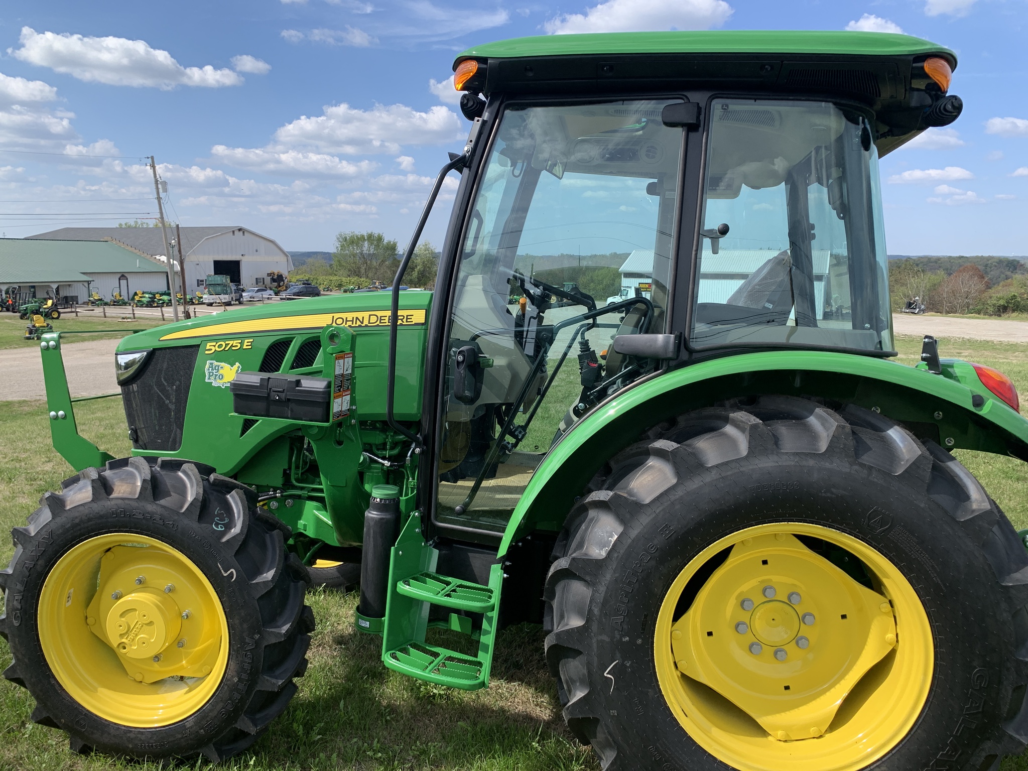 2025 John Deere 5075E Image 3
