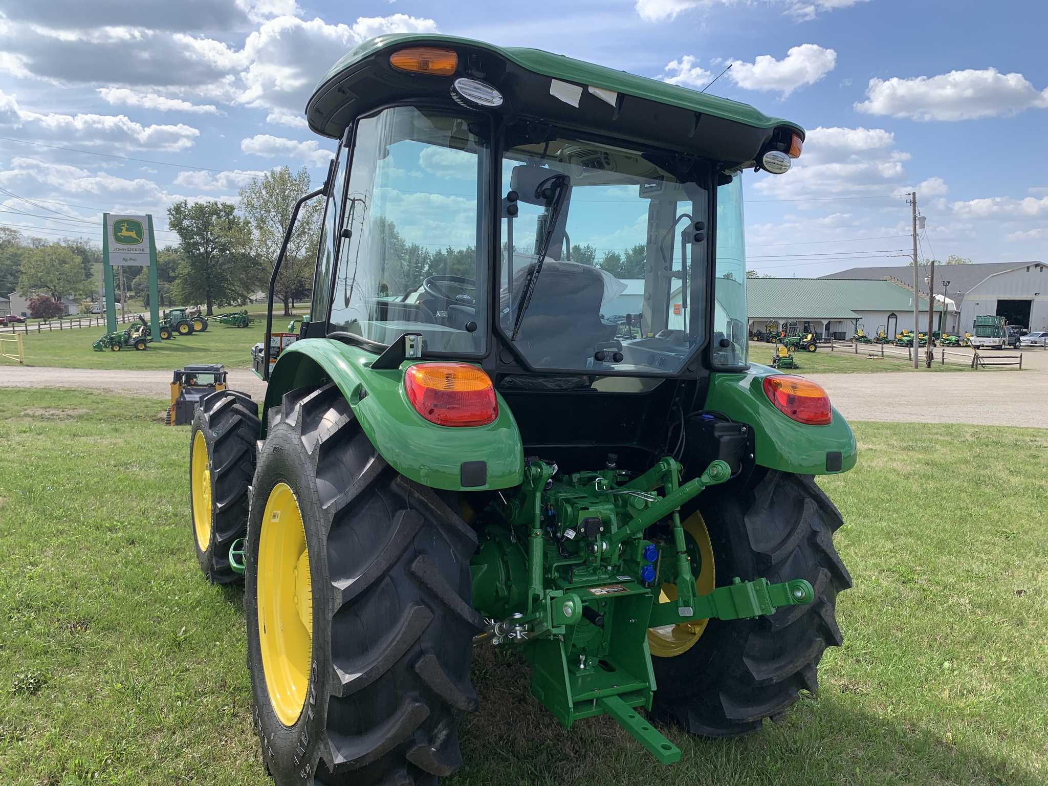 2025 John Deere 5075E Image 4
