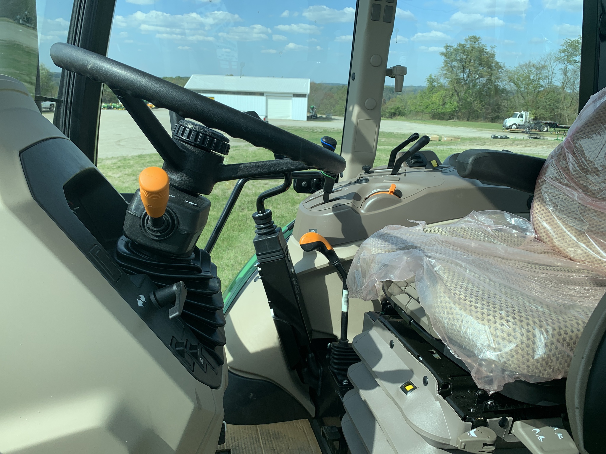 2025 John Deere 5075E Image 9
