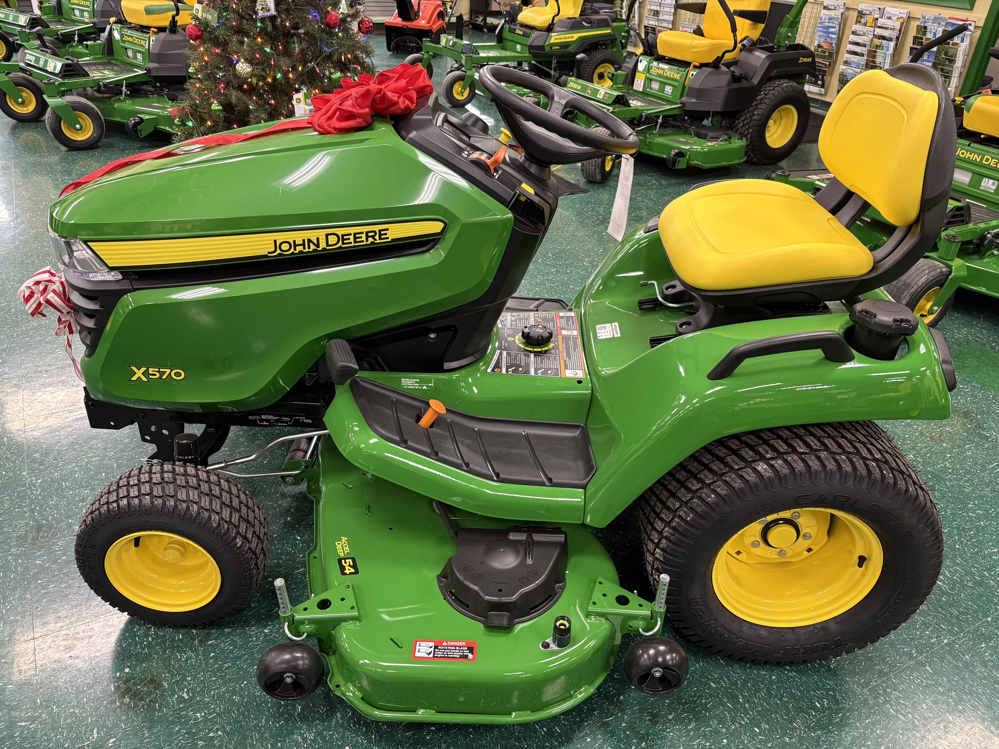 2025 John Deere X570 Image 8