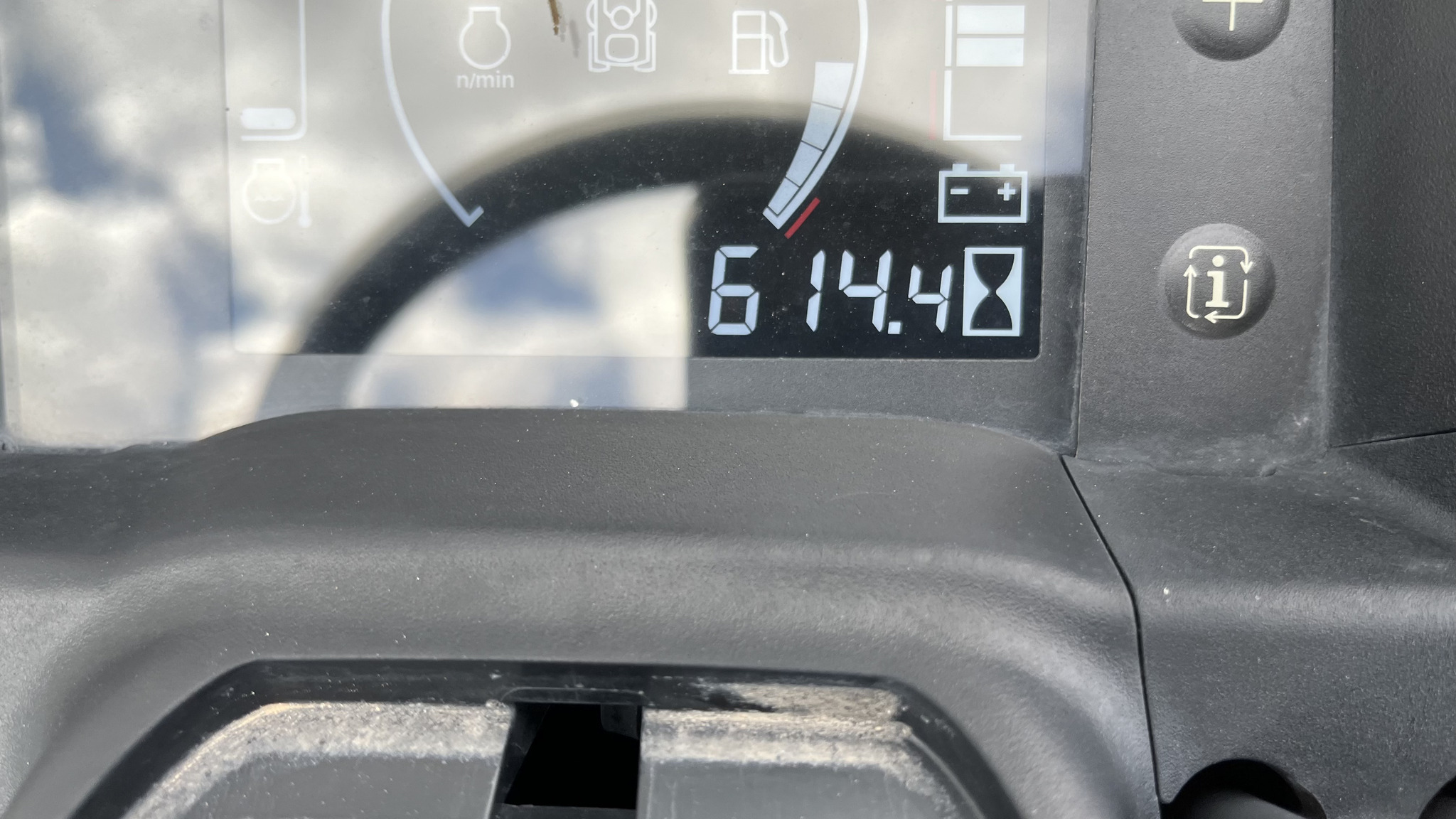 2019 John Deere X750 Image 5