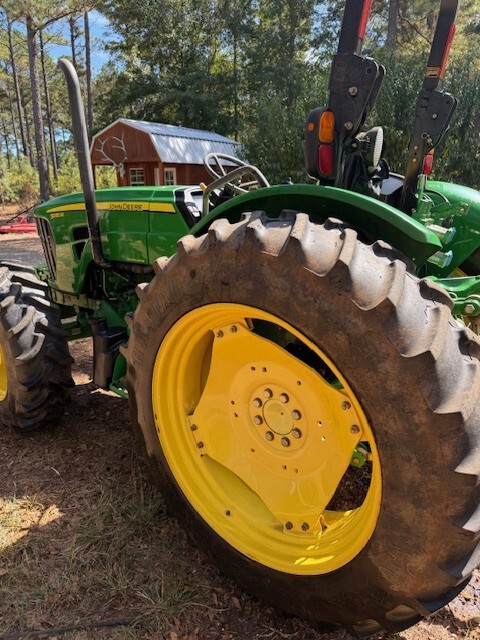 2010 John Deere 5085M Image 3