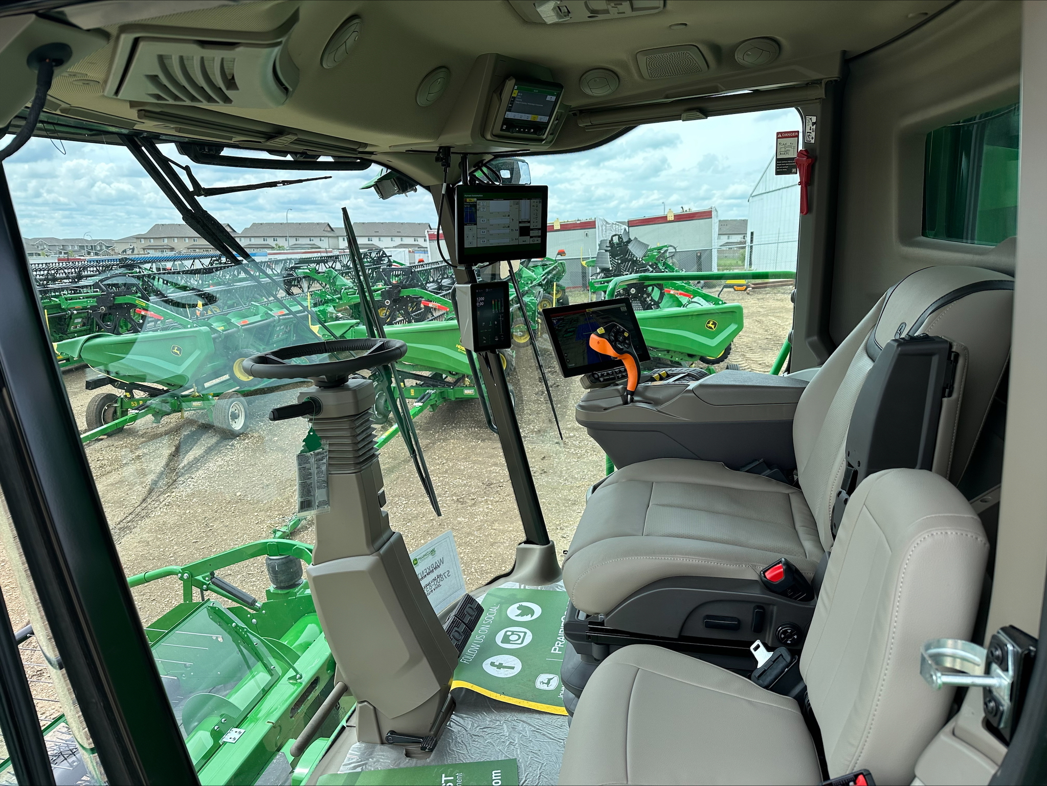 2025 John Deere S7 900 Image 8