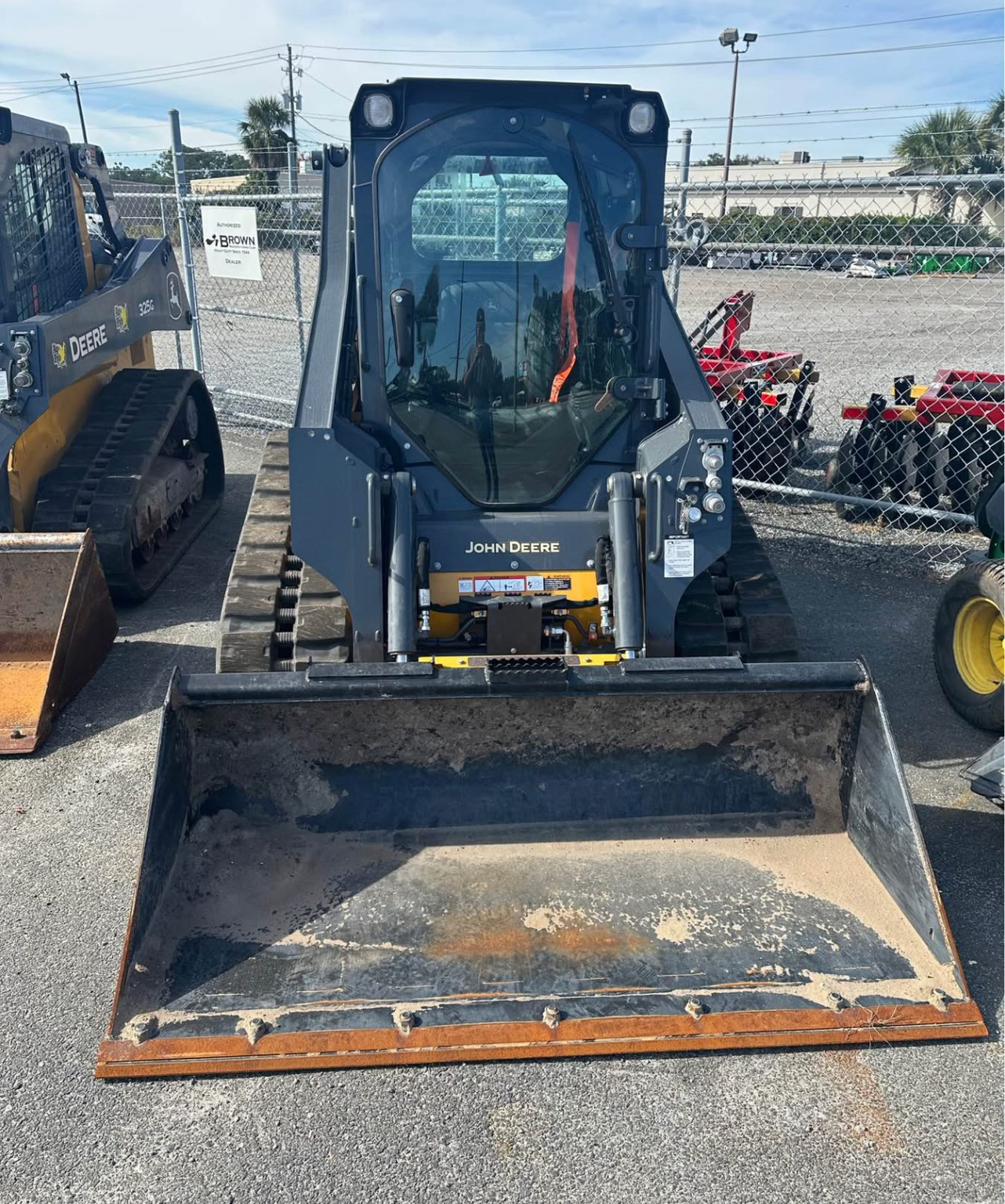 2024 John Deere 317G Image 3