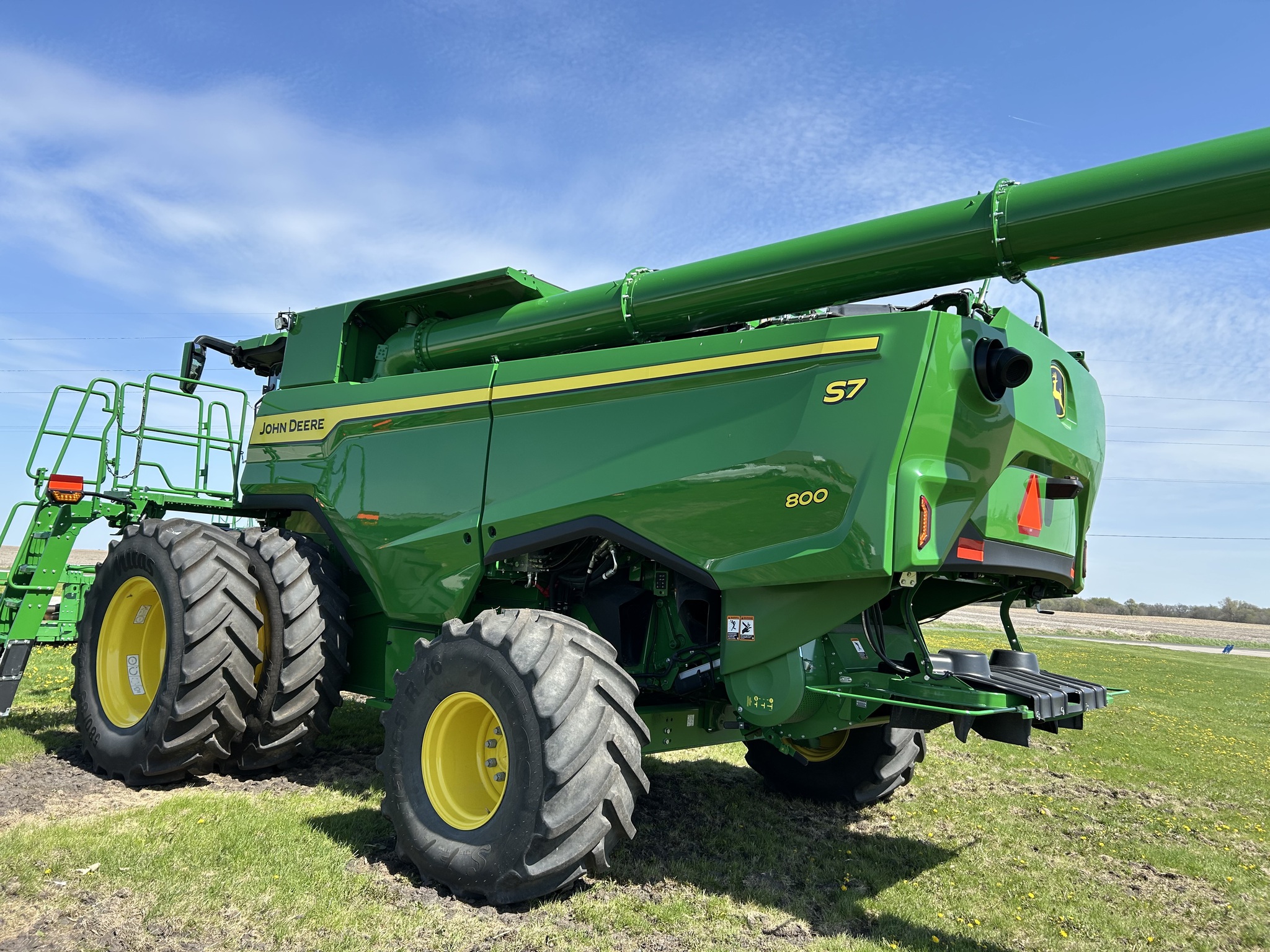  2025 John Deere S7 800 at Heritage Tractor in Galesburg, IL
