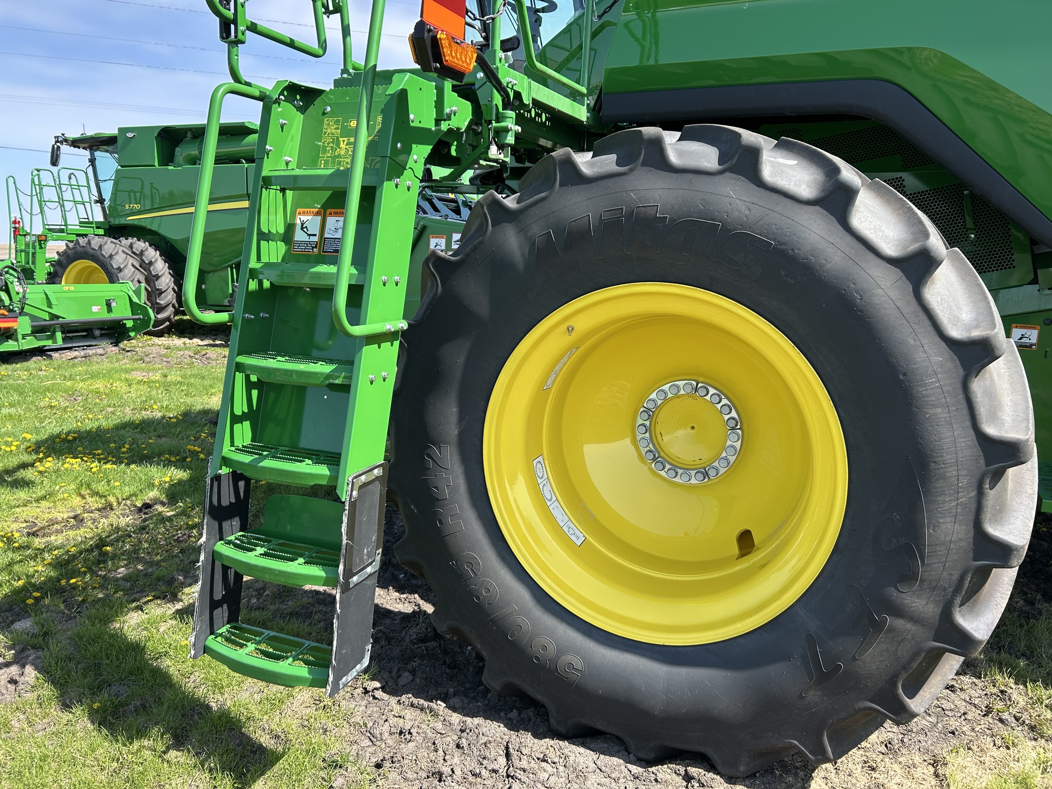  2025 John Deere S7 800 at Heritage Tractor in Galesburg, IL