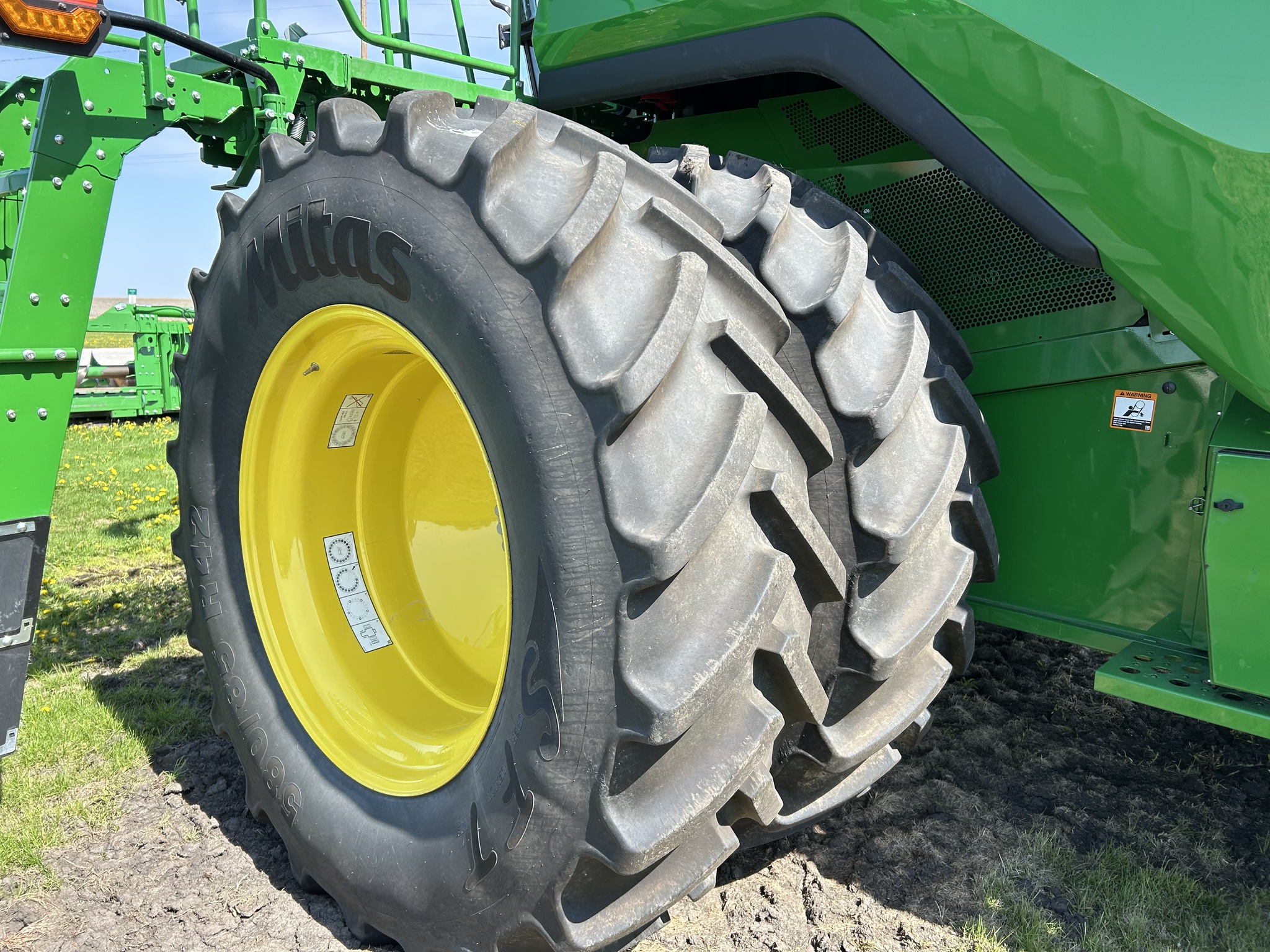  2025 John Deere S7 800 at Heritage Tractor in Galesburg, IL