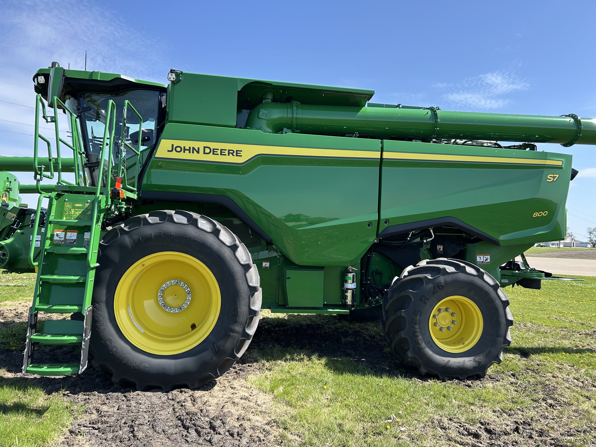  2025 John Deere S7 800 at Heritage Tractor in Galesburg, IL