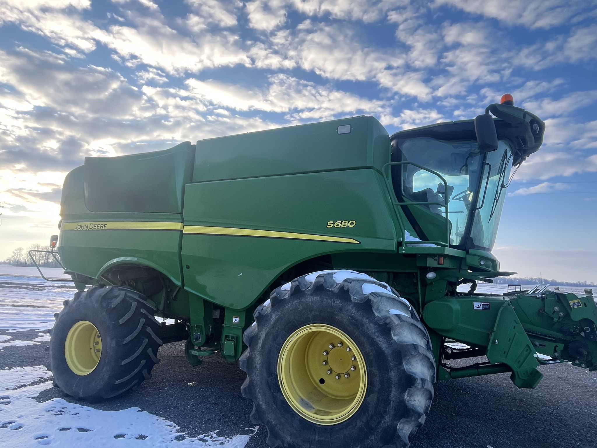2013 John Deere S680 Image 2