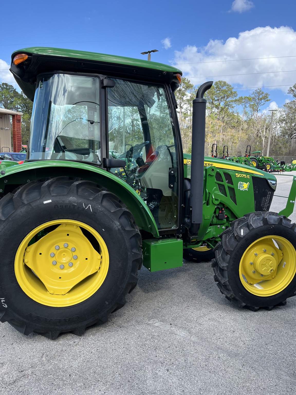 2026 John Deere 5075E Image 4