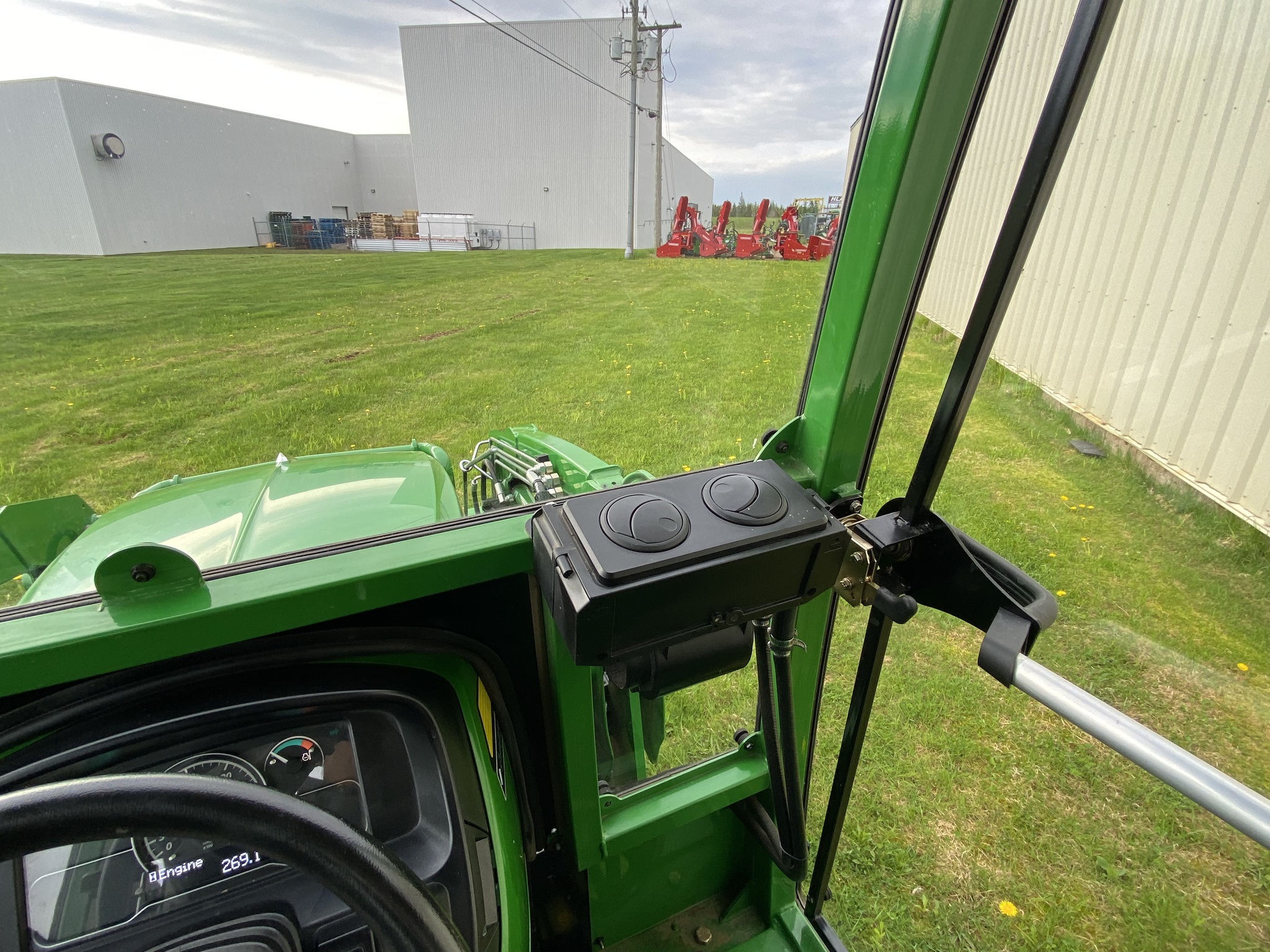 2020 John Deere 2032R Image 8