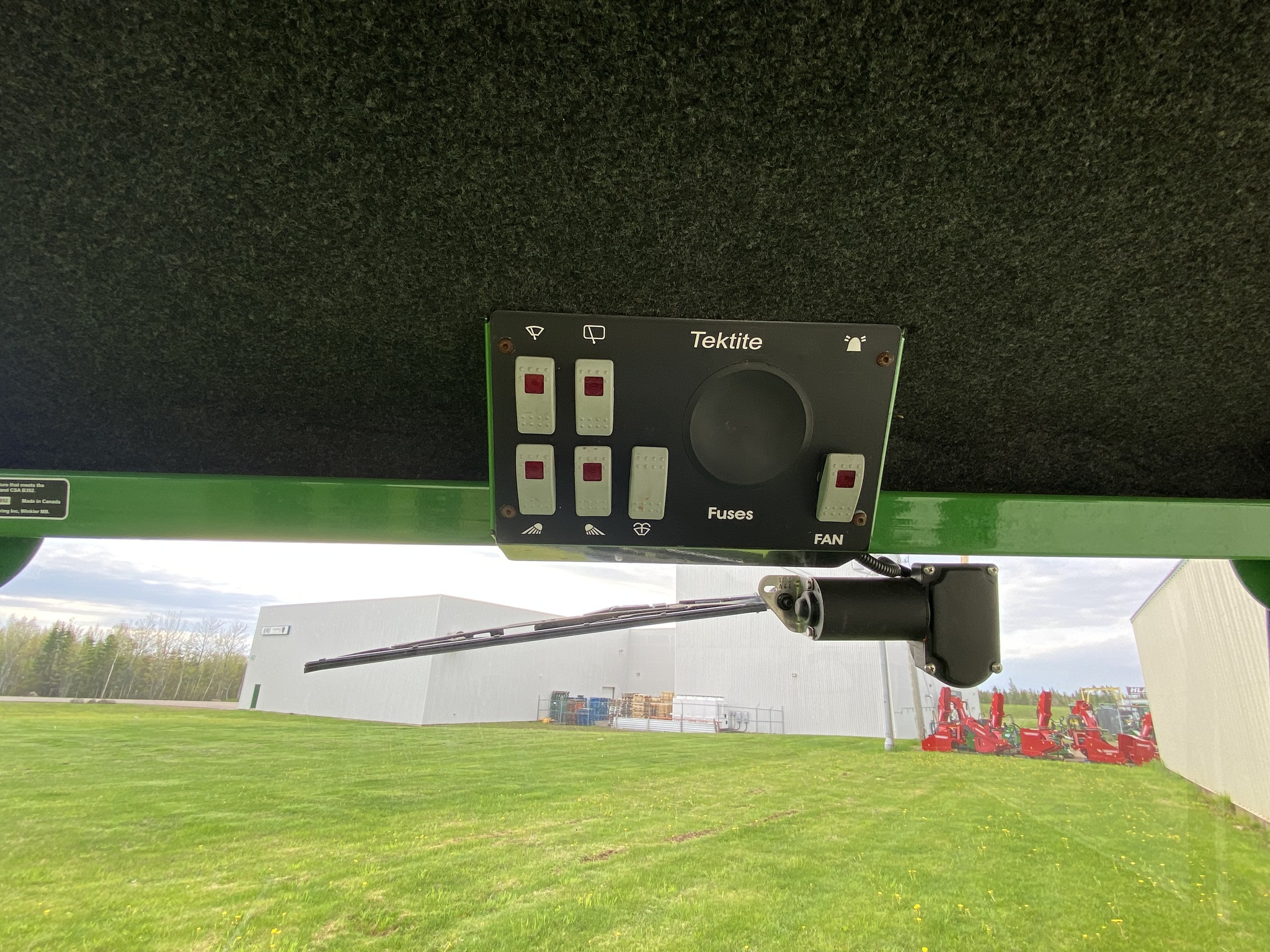 2020 John Deere 2032R Image 9