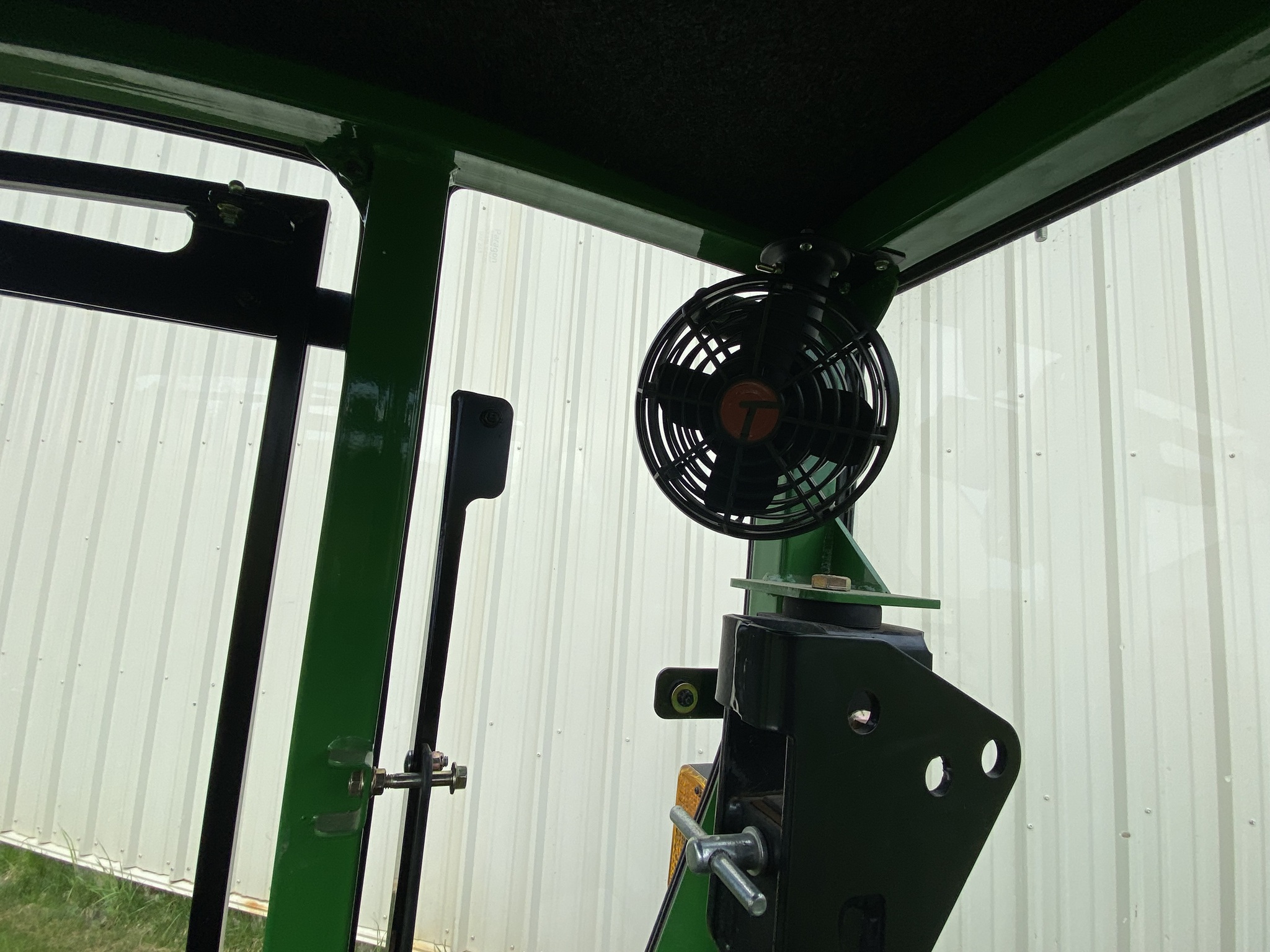 2020 John Deere 2032R Image 10