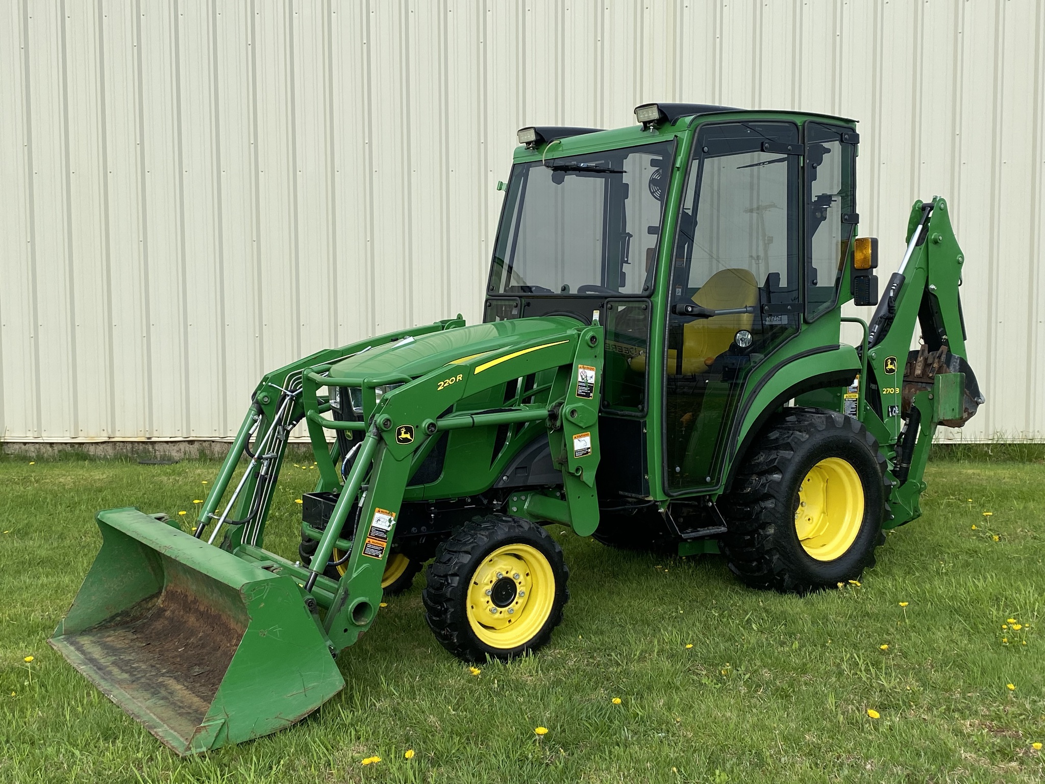 2020 John Deere 2032R Image 1