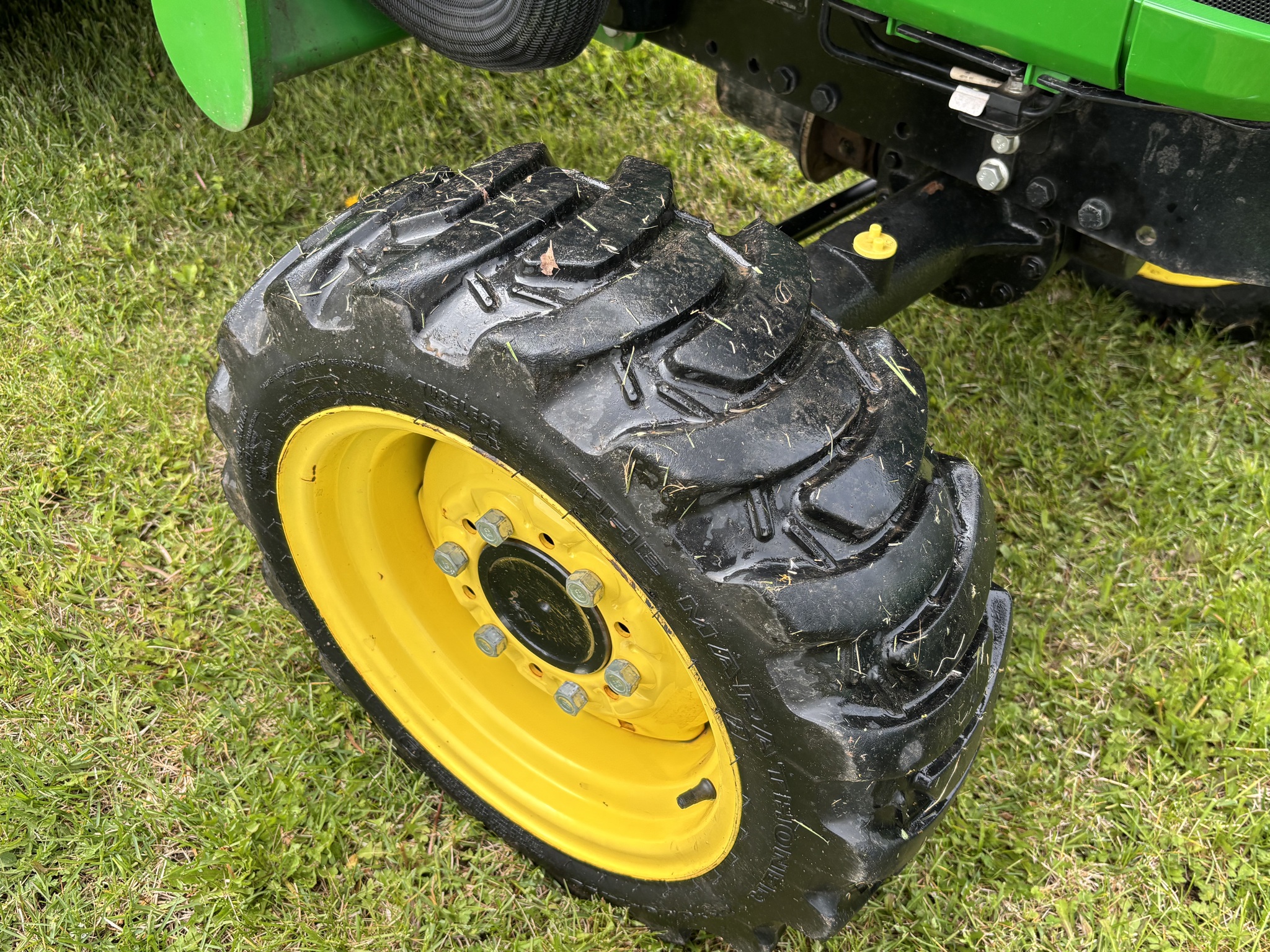 2020 John Deere 2032R Image 6