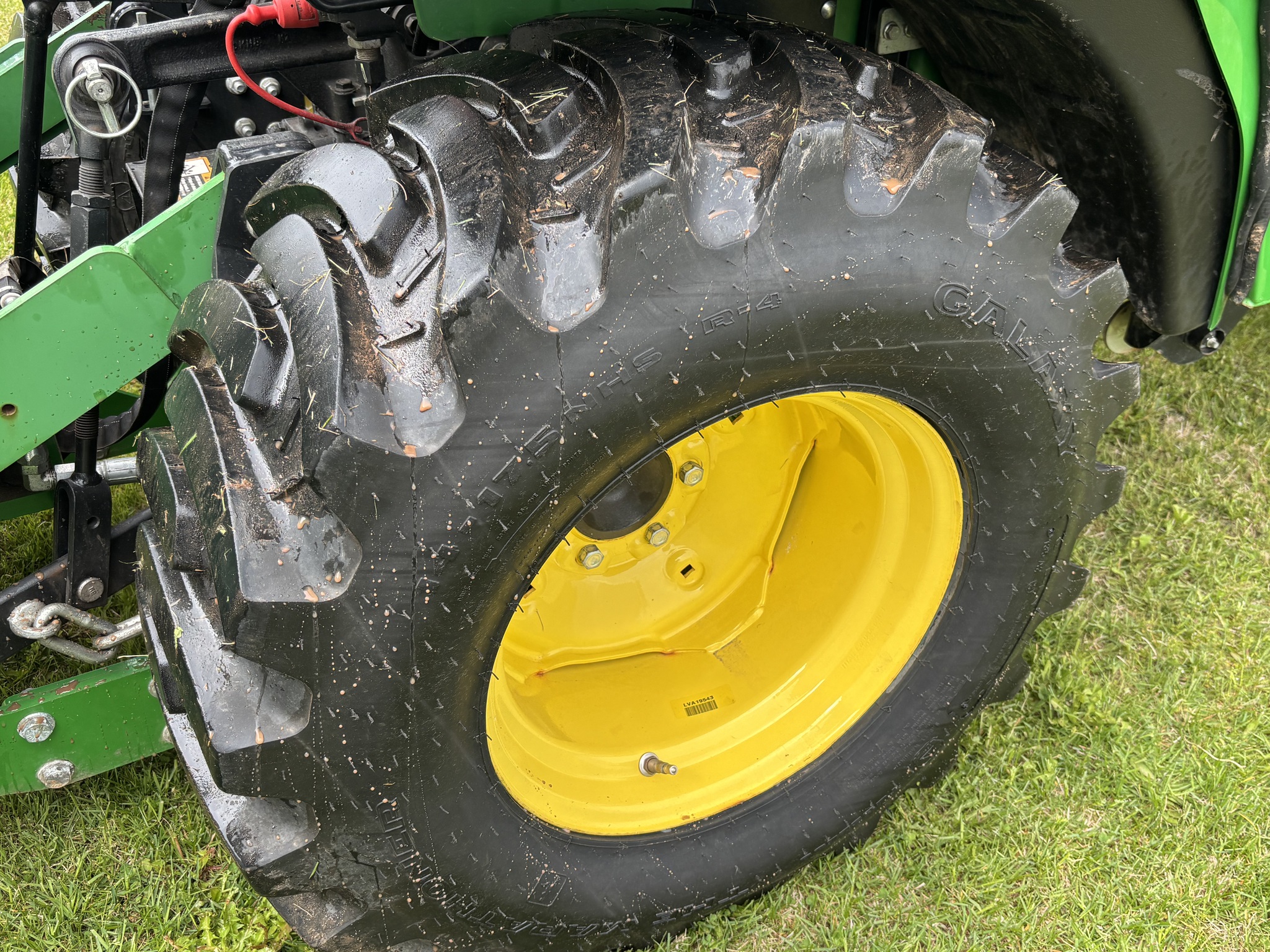 2020 John Deere 2032R Image 7