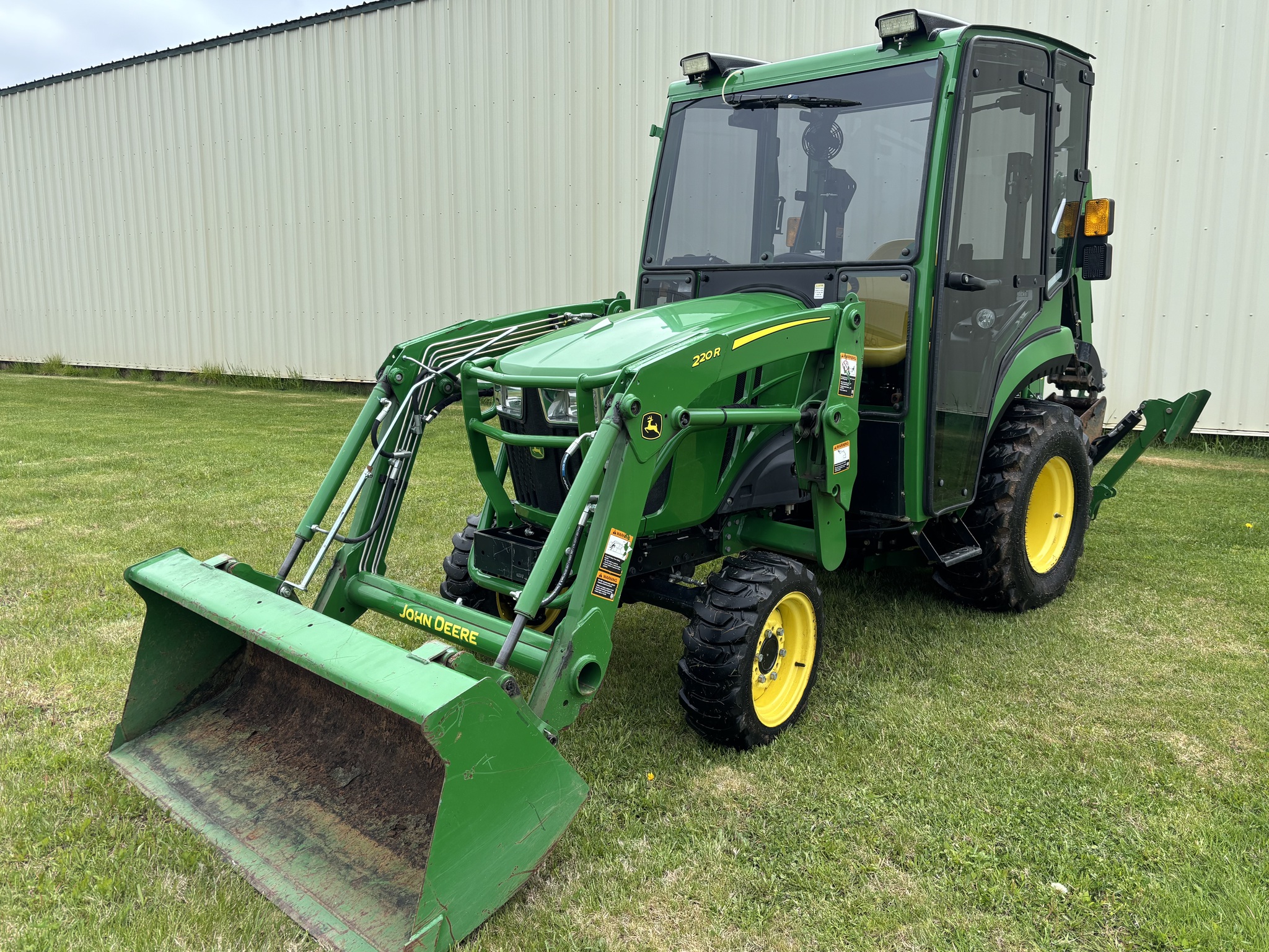 2020 John Deere 2032R Image 2