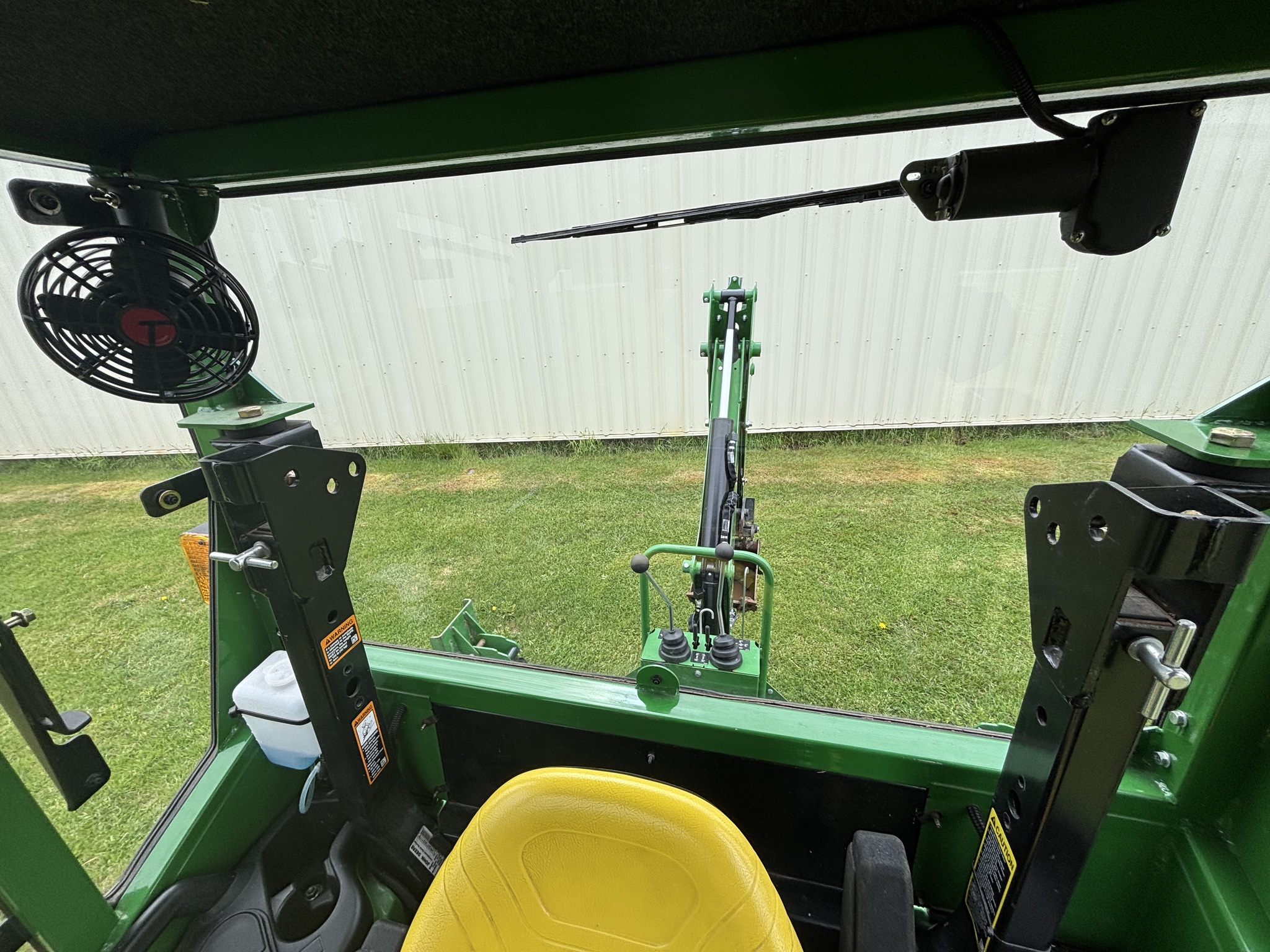 2020 John Deere 2032R Image 12