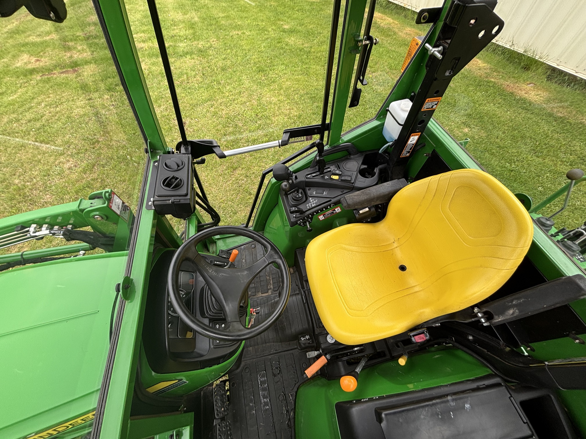 2020 John Deere 2032R Image 11
