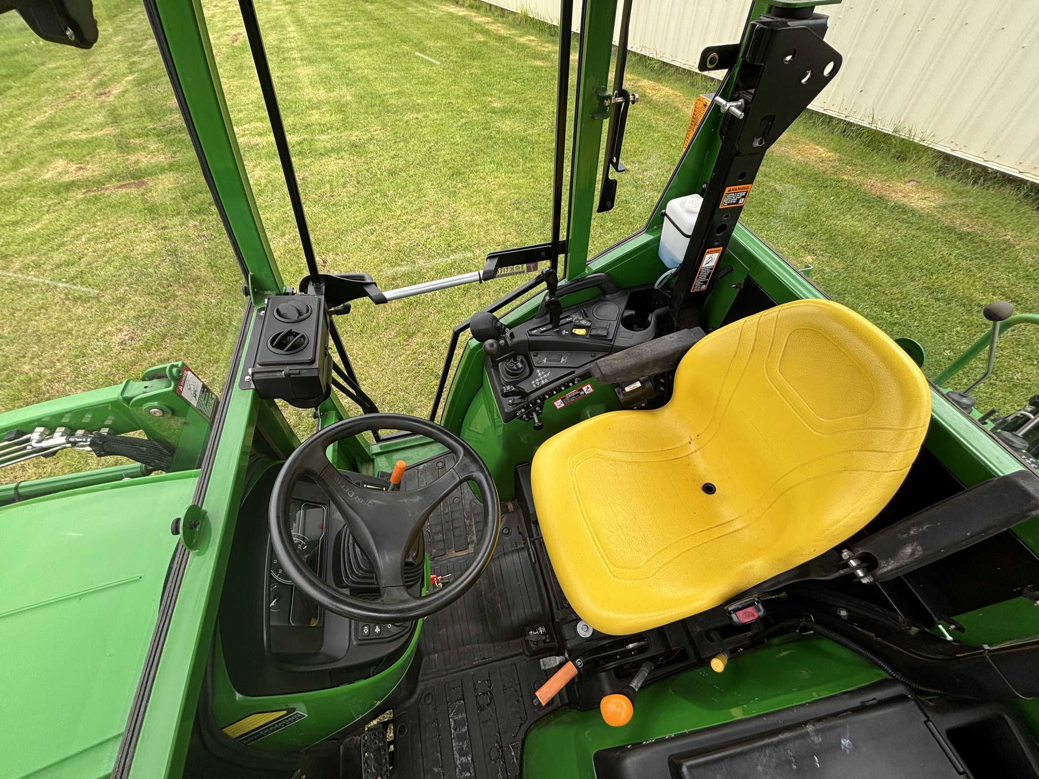 2020 John Deere 2032R Image 16
