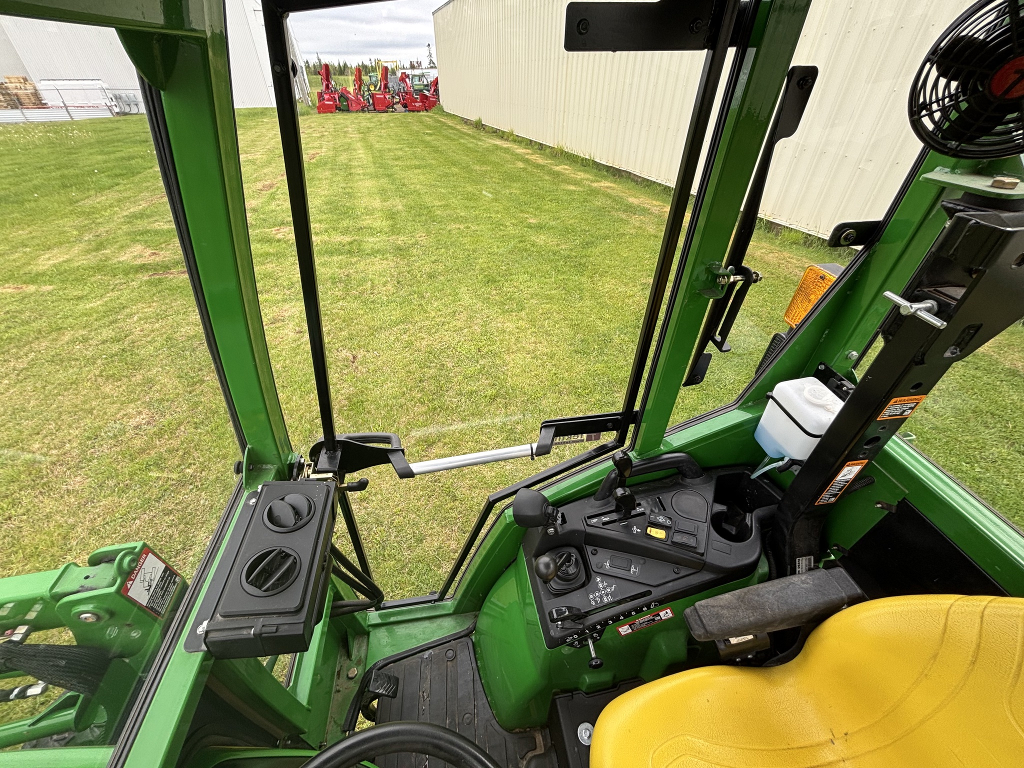 2020 John Deere 2032R Image 13