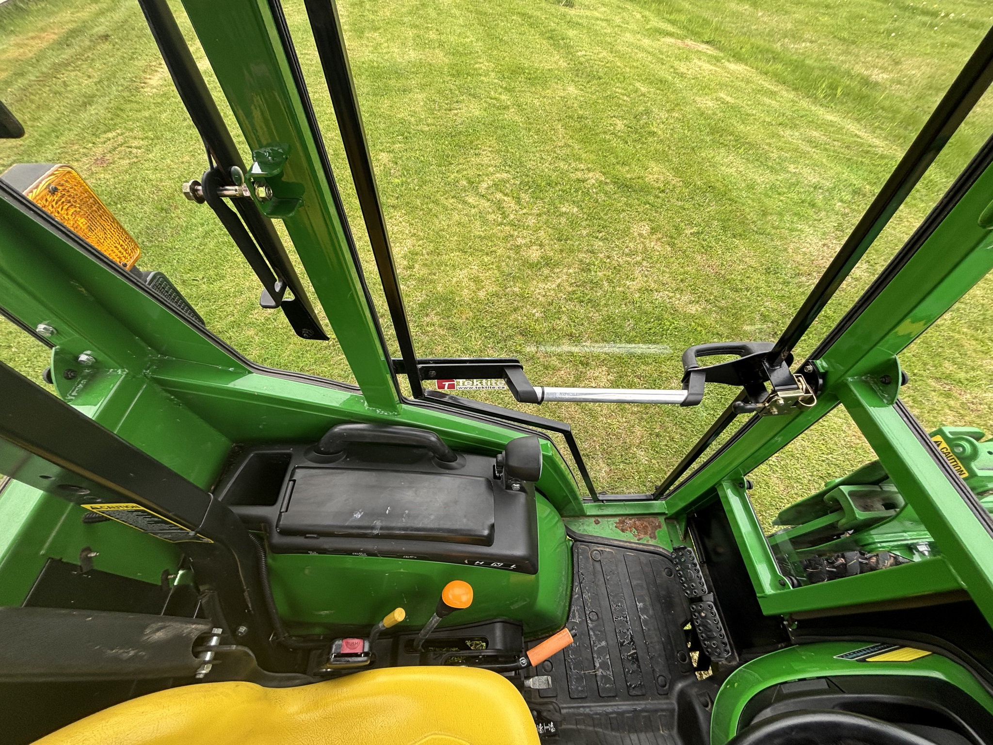 2020 John Deere 2032R Image 15